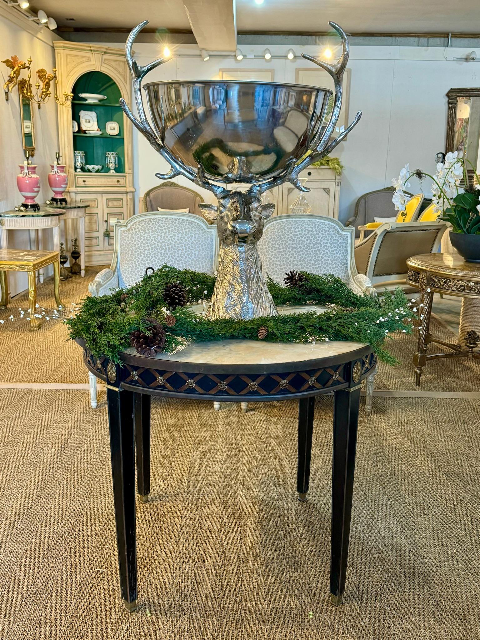Table circulaire de style néoclassique français avec plateau en marbre et garniture en laiton en vente 1