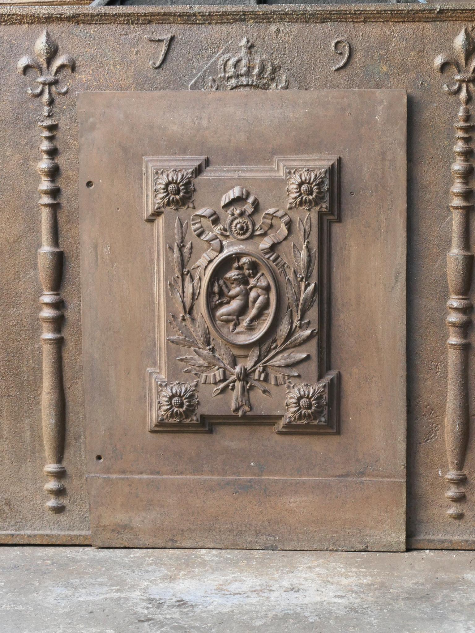 Néoclassique Plaque de cheminée / crédence de style néoclassique français « Cupidons avec décoration » en vente
