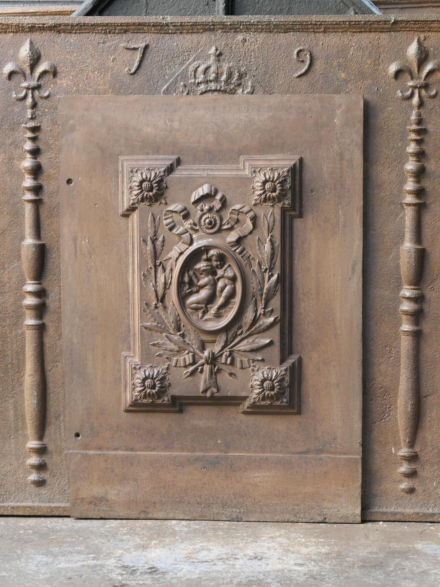 Français Plaque de cheminée / crédence de style néoclassique français « Cupidons avec décoration » en vente