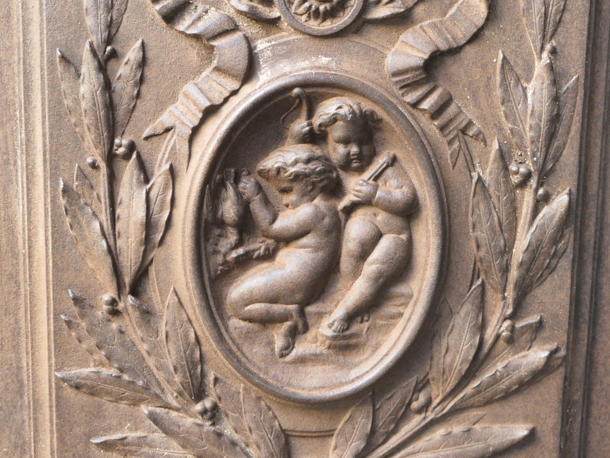 20ième siècle Plaque de cheminée / crédence de style néoclassique français « Cupidons avec décoration » en vente