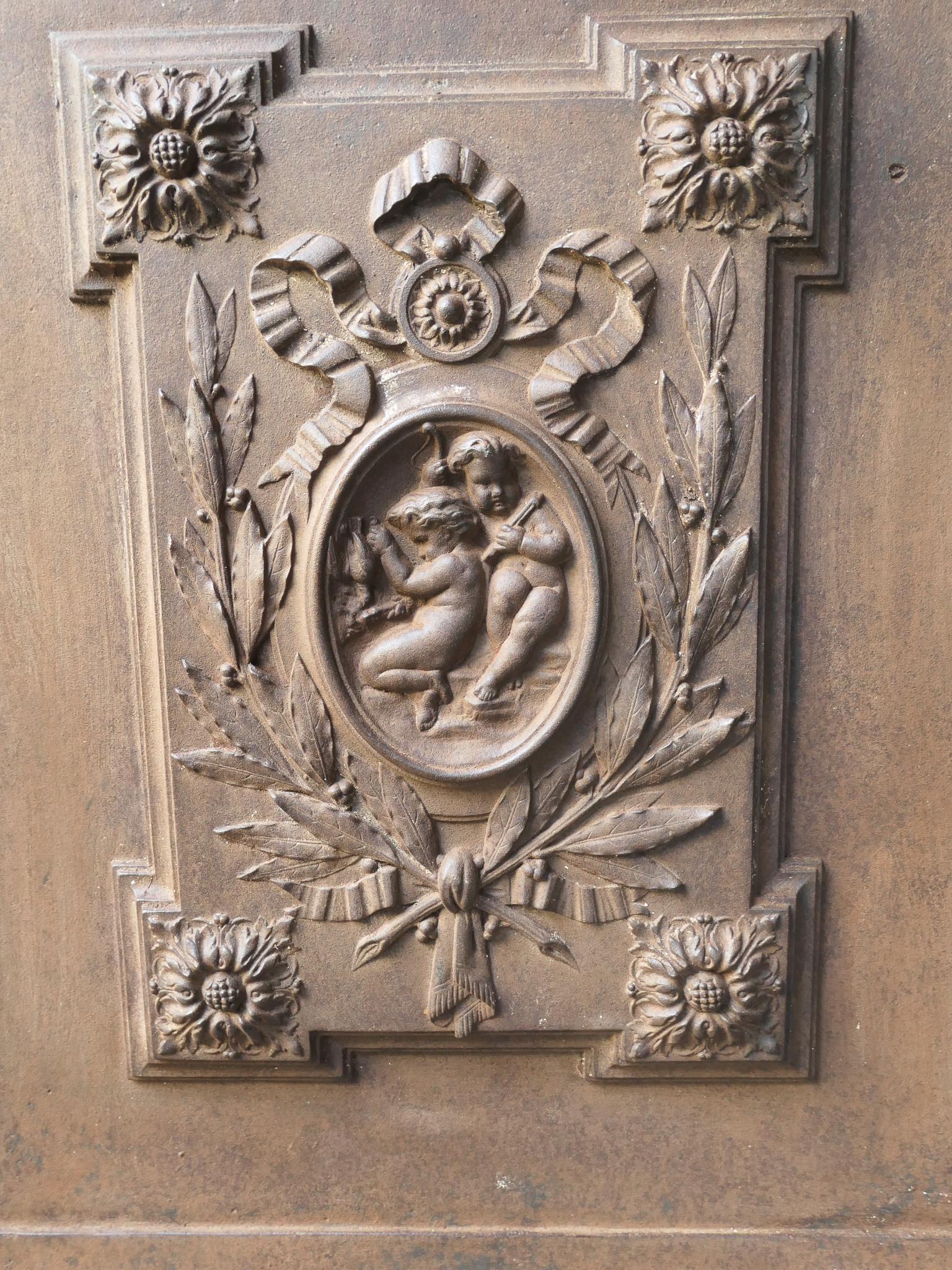 Fer Plaque de cheminée / crédence de style néoclassique français « Cupidons avec décoration » en vente