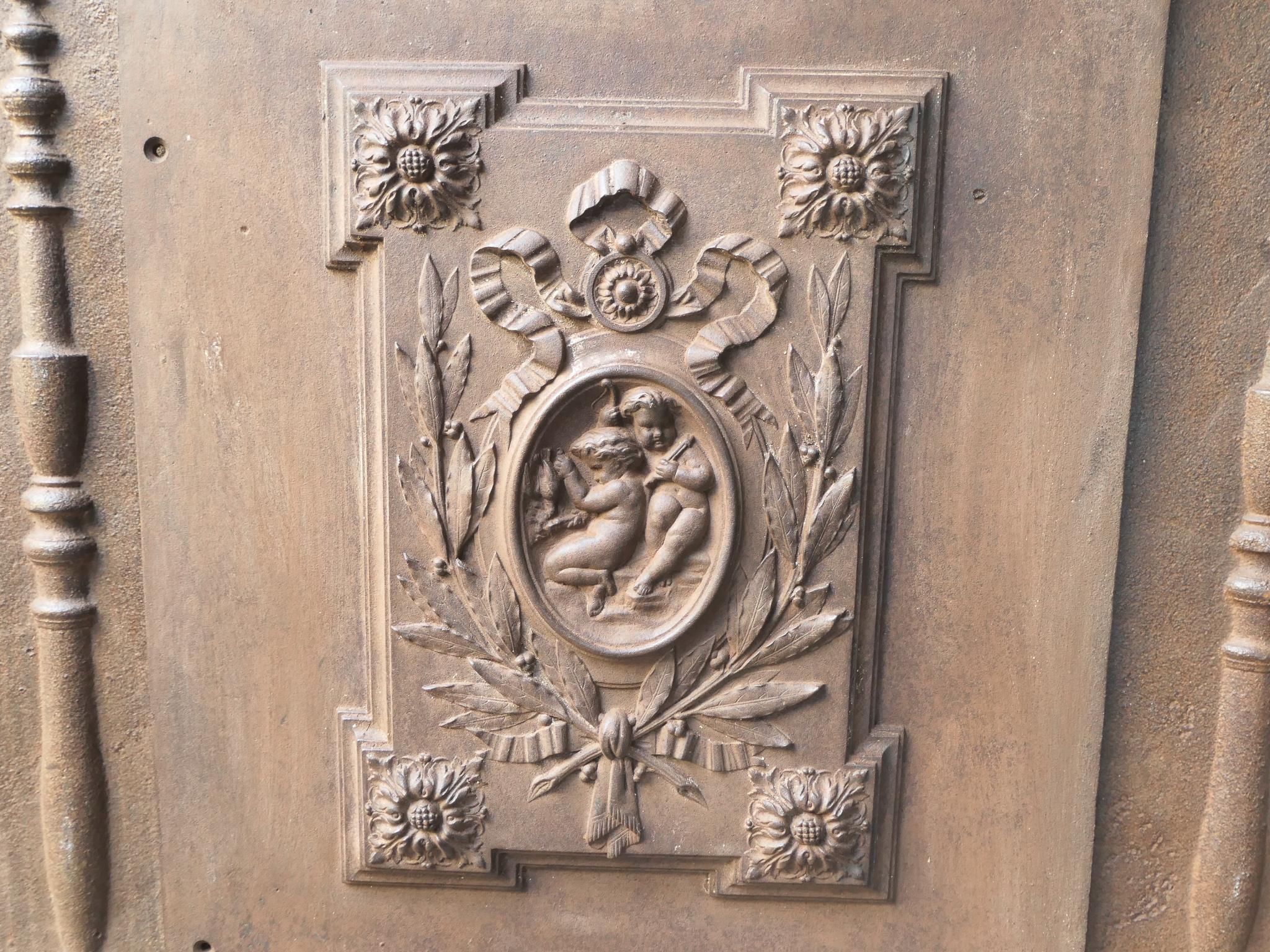 Plaque de cheminée / crédence de style néoclassique français « Cupidons avec décoration » en vente 1