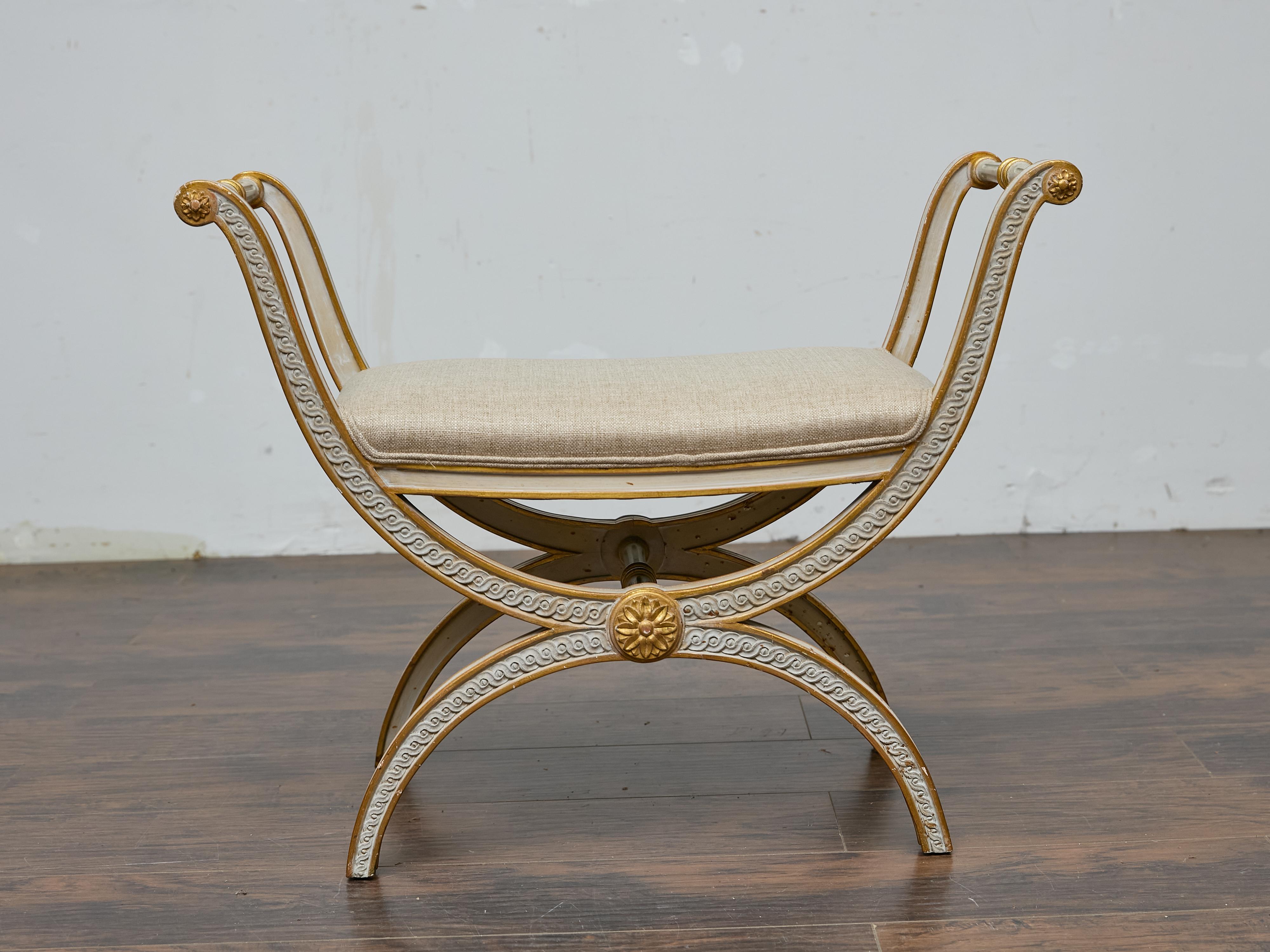Sgabello francese in stile neoclassico Curule, legno dorato e sedile imbottito in vendita 4