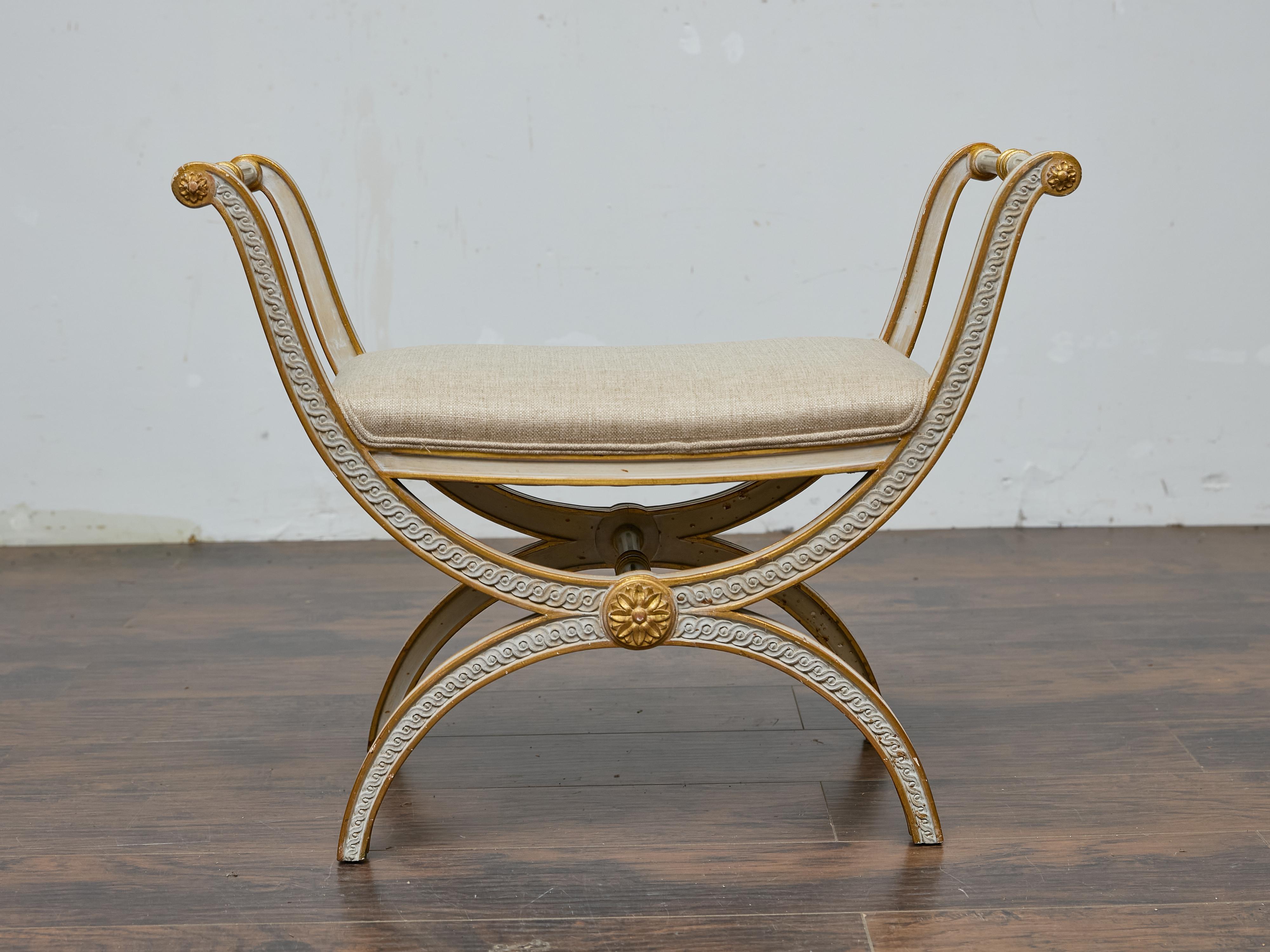 Con la sua ampia base a curule e gli ornamenti raffinati, questo sgabello in stile neoclassico francese riecheggia la grandezza dell'antica Roma, reinterpretata attraverso un obiettivo di metà secolo. Disegnato con le curve fluide e intersecanti