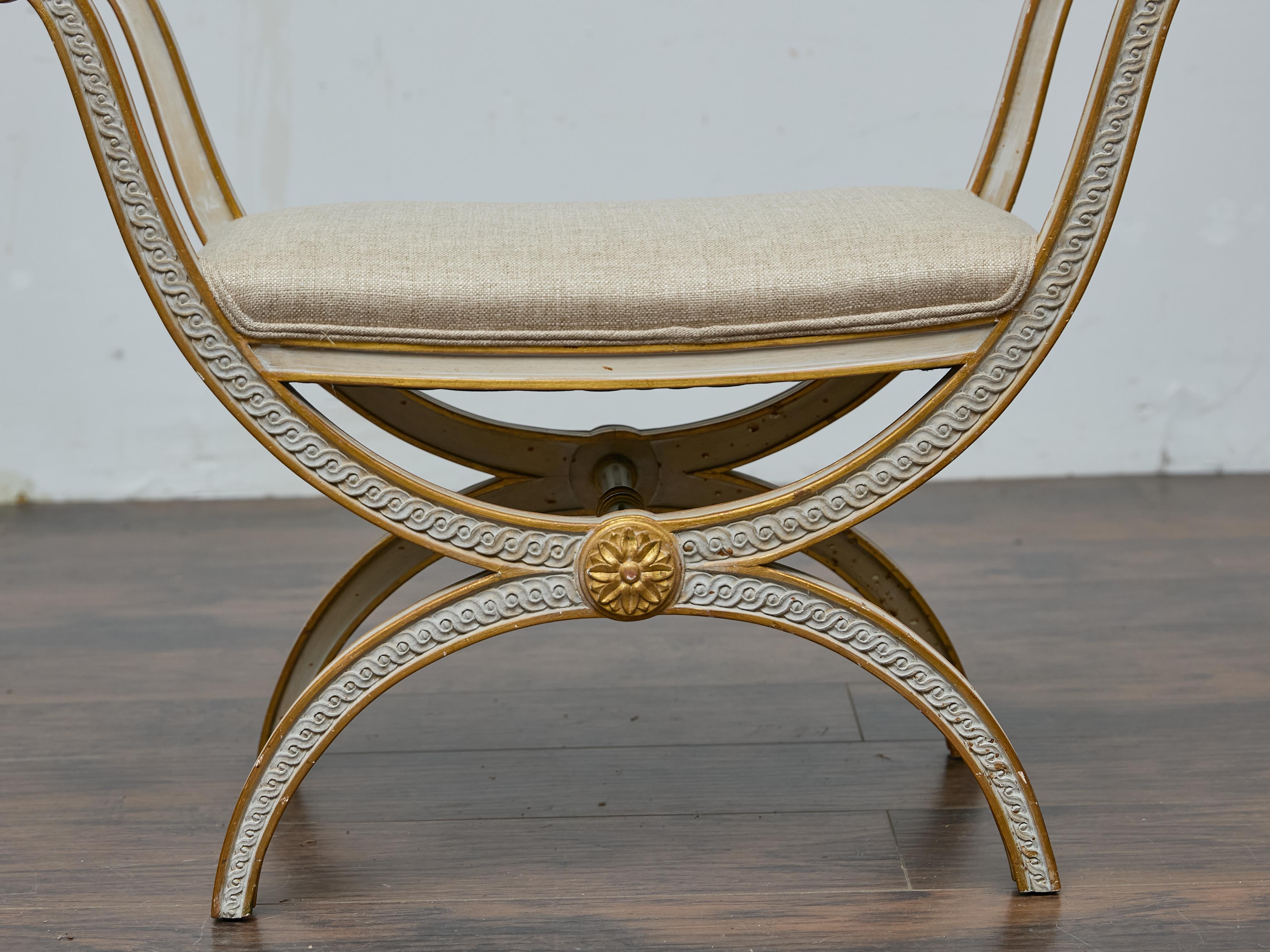Neoclassico Sgabello francese in stile neoclassico Curule, legno dorato e sedile imbottito in vendita