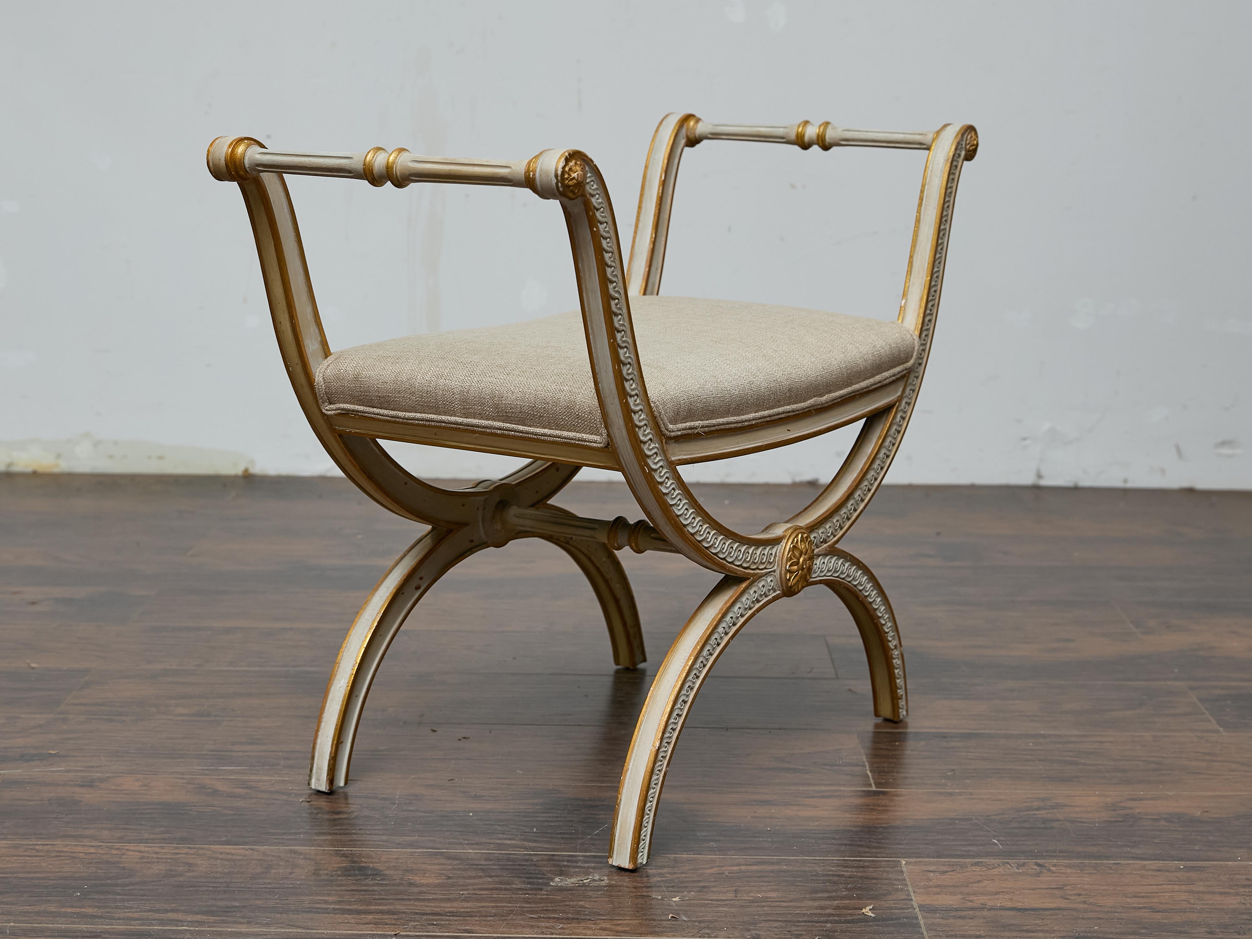 Francese Sgabello francese in stile neoclassico Curule, legno dorato e sedile imbottito in vendita