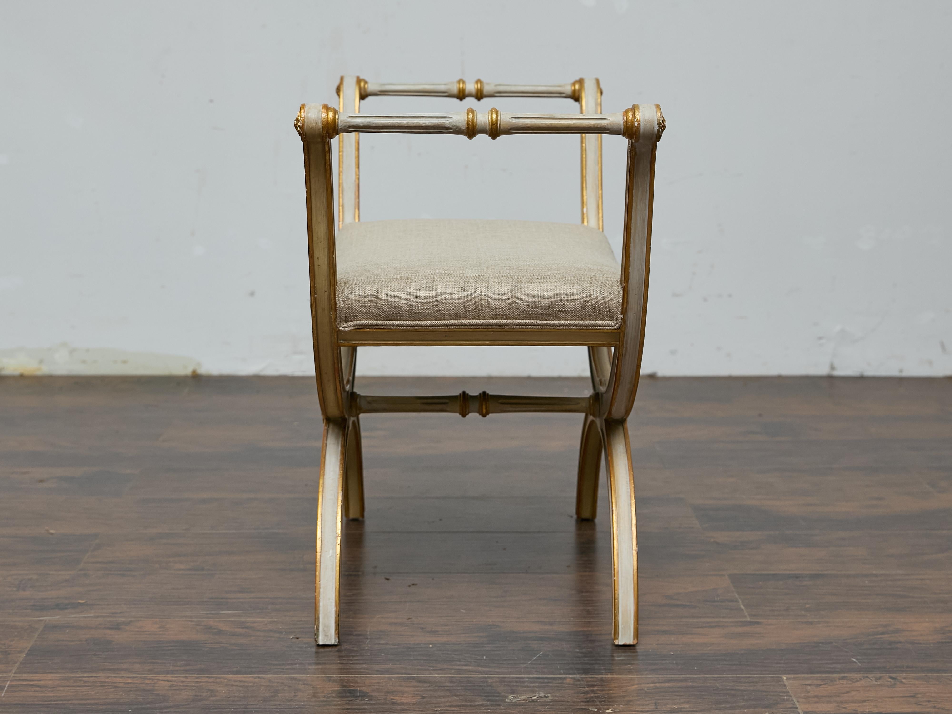 Intagliato Sgabello francese in stile neoclassico Curule, legno dorato e sedile imbottito in vendita