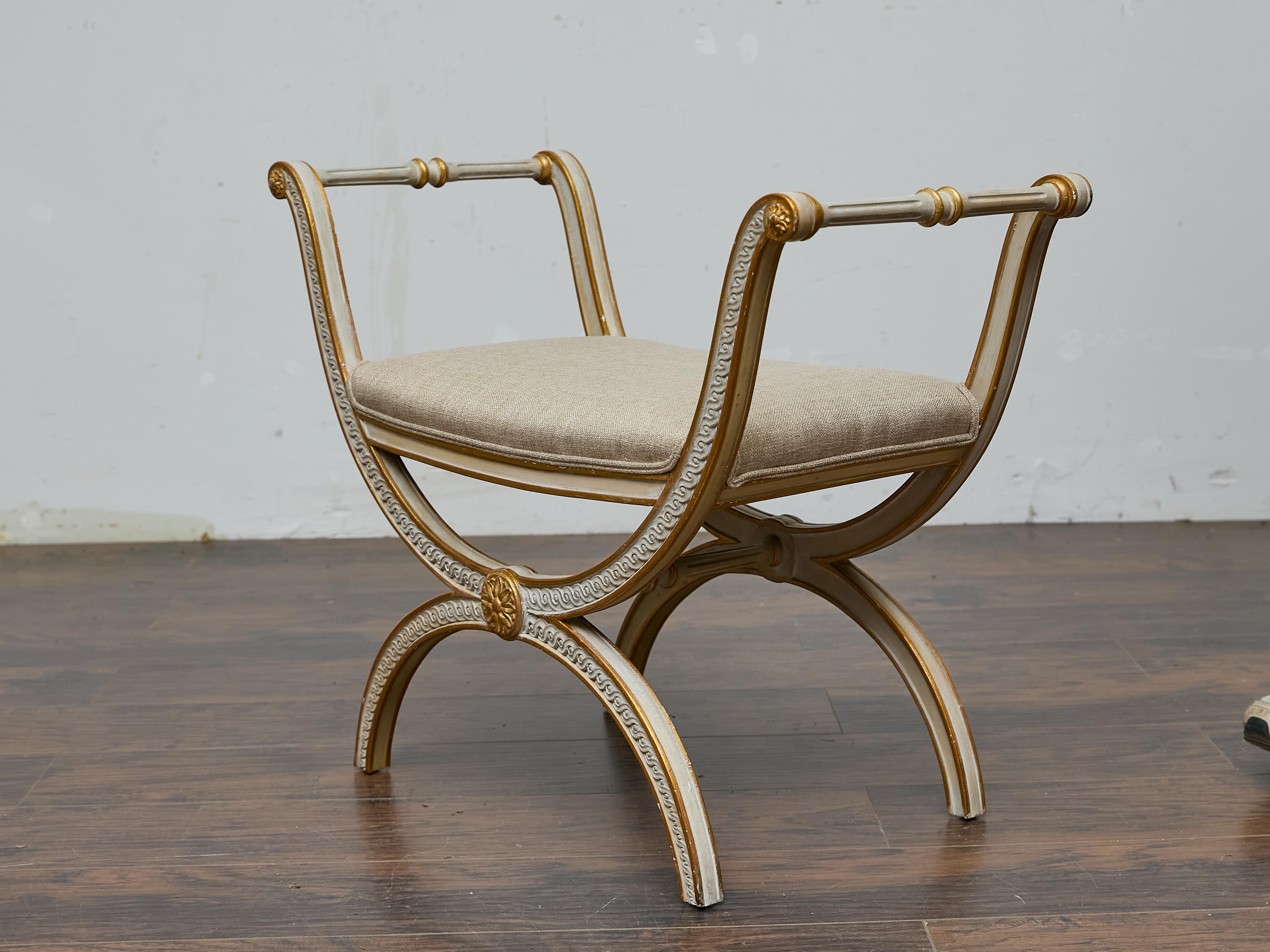 Sgabello francese in stile neoclassico Curule, legno dorato e sedile imbottito In condizioni buone in vendita a Atlanta, GA
