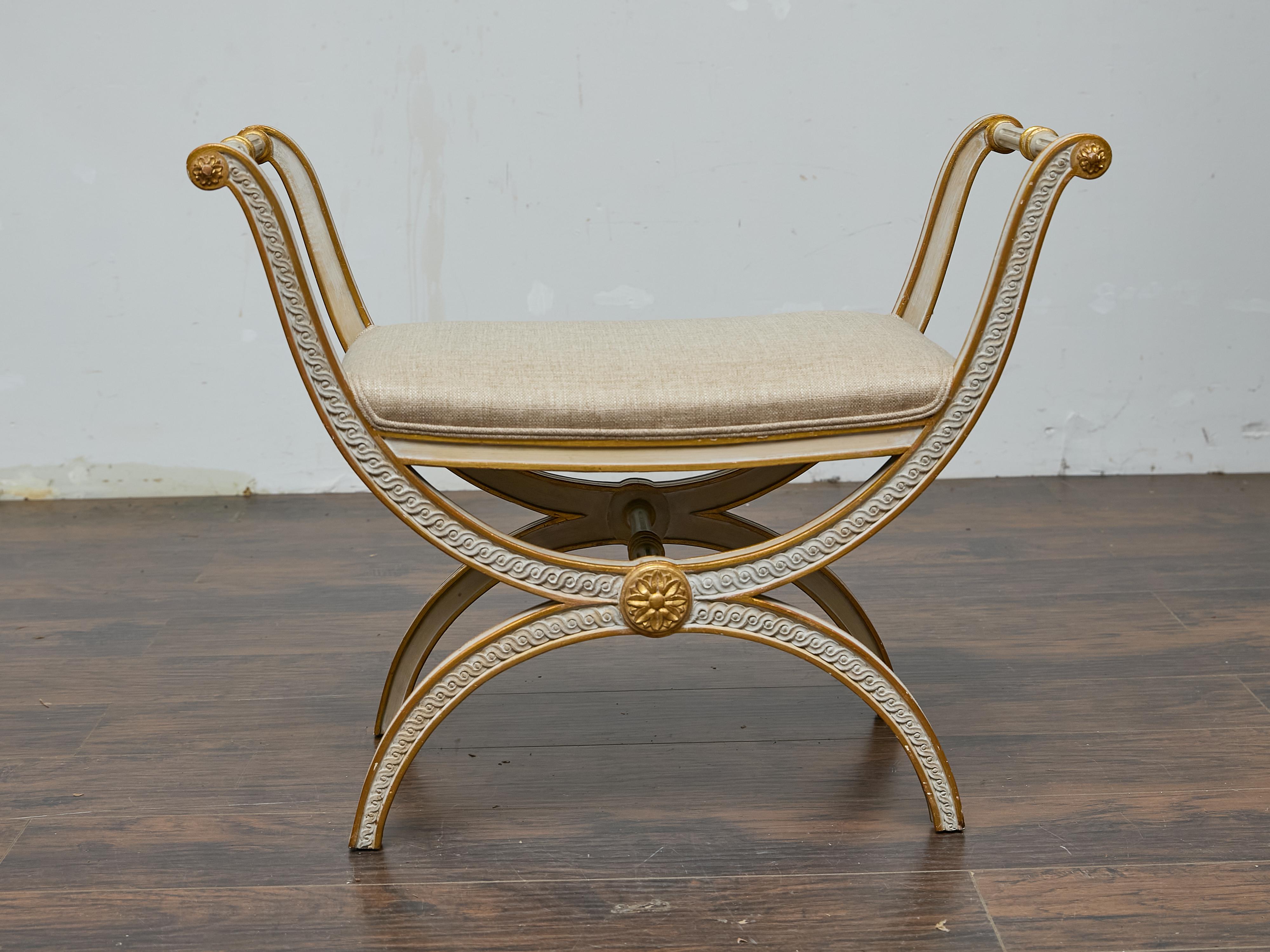 XX secolo Sgabello francese in stile neoclassico Curule, legno dorato e sedile imbottito in vendita