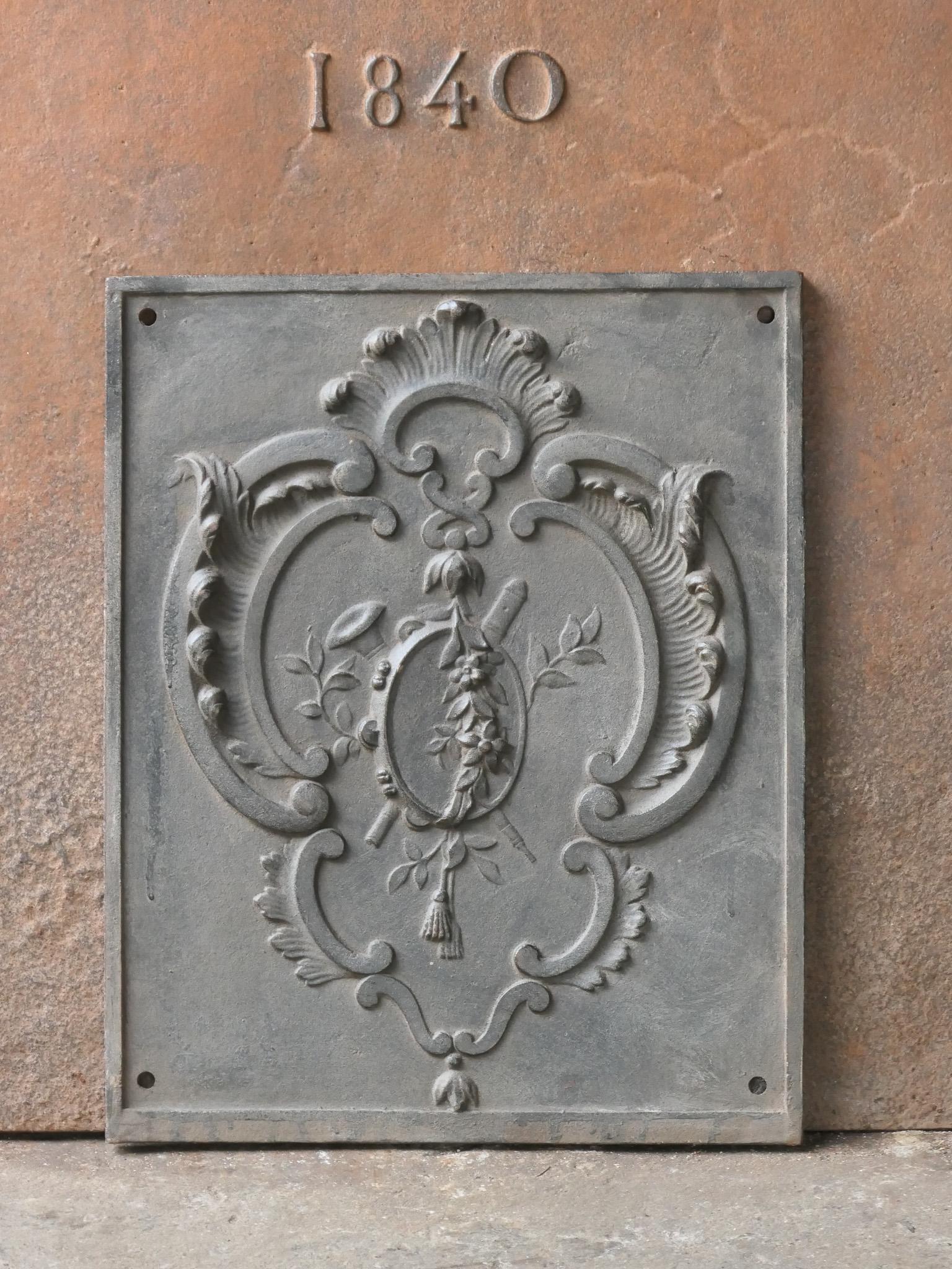 20th century French neoclassical style fireback. The fireback is made of cast iron and has a natural brown patina. Upon request it can be made black or pewter. It is in a good condition, without cracks.








