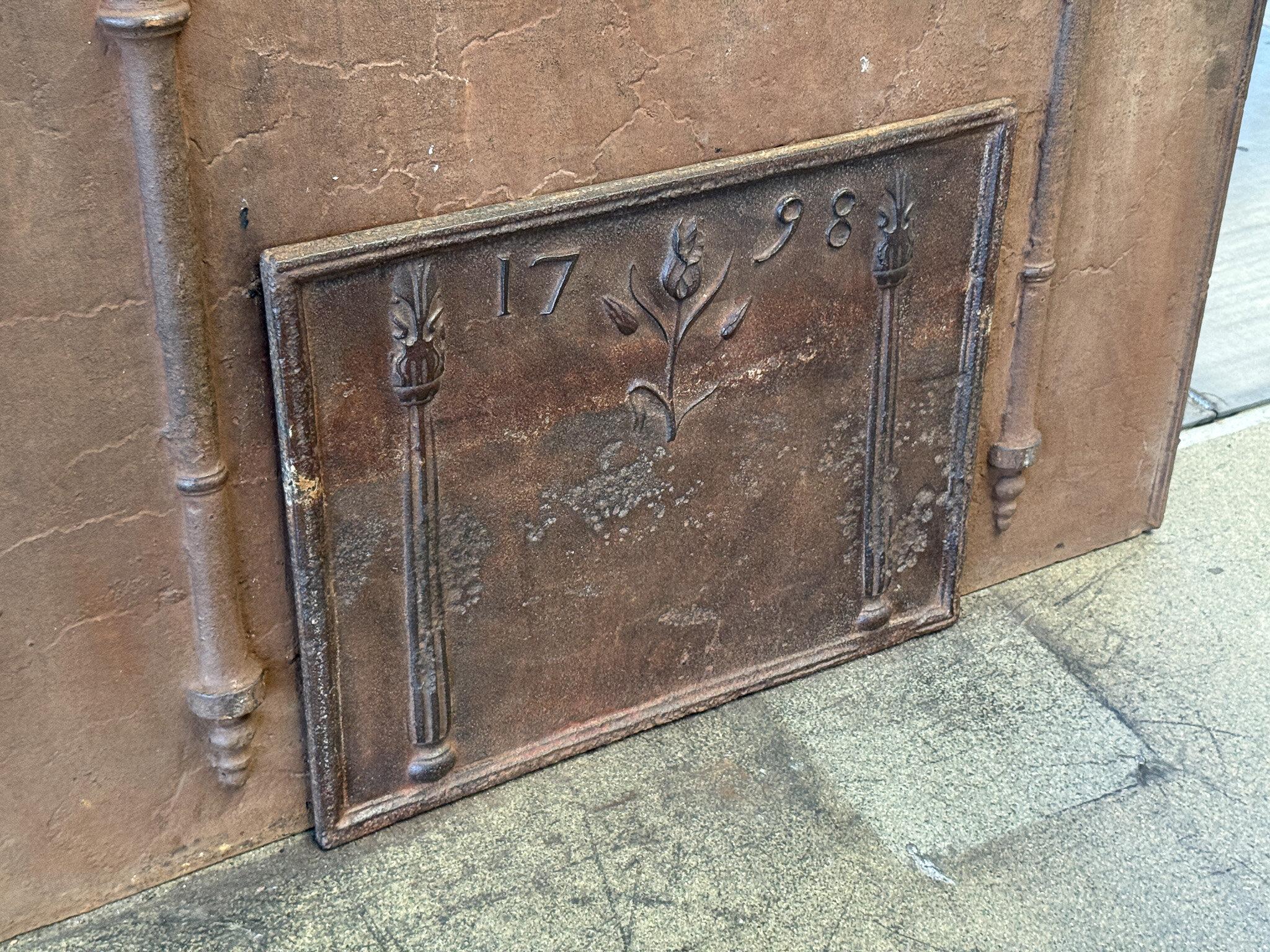 French Neoclassical Style Fireback / Backsplash, Dated 1798 In Good Condition For Sale In Amerongen, Amerongen