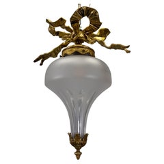 Lámpara de techo de estilo neoclásico francés, de cristal tallado esmerilado y bronce, hacia 1910