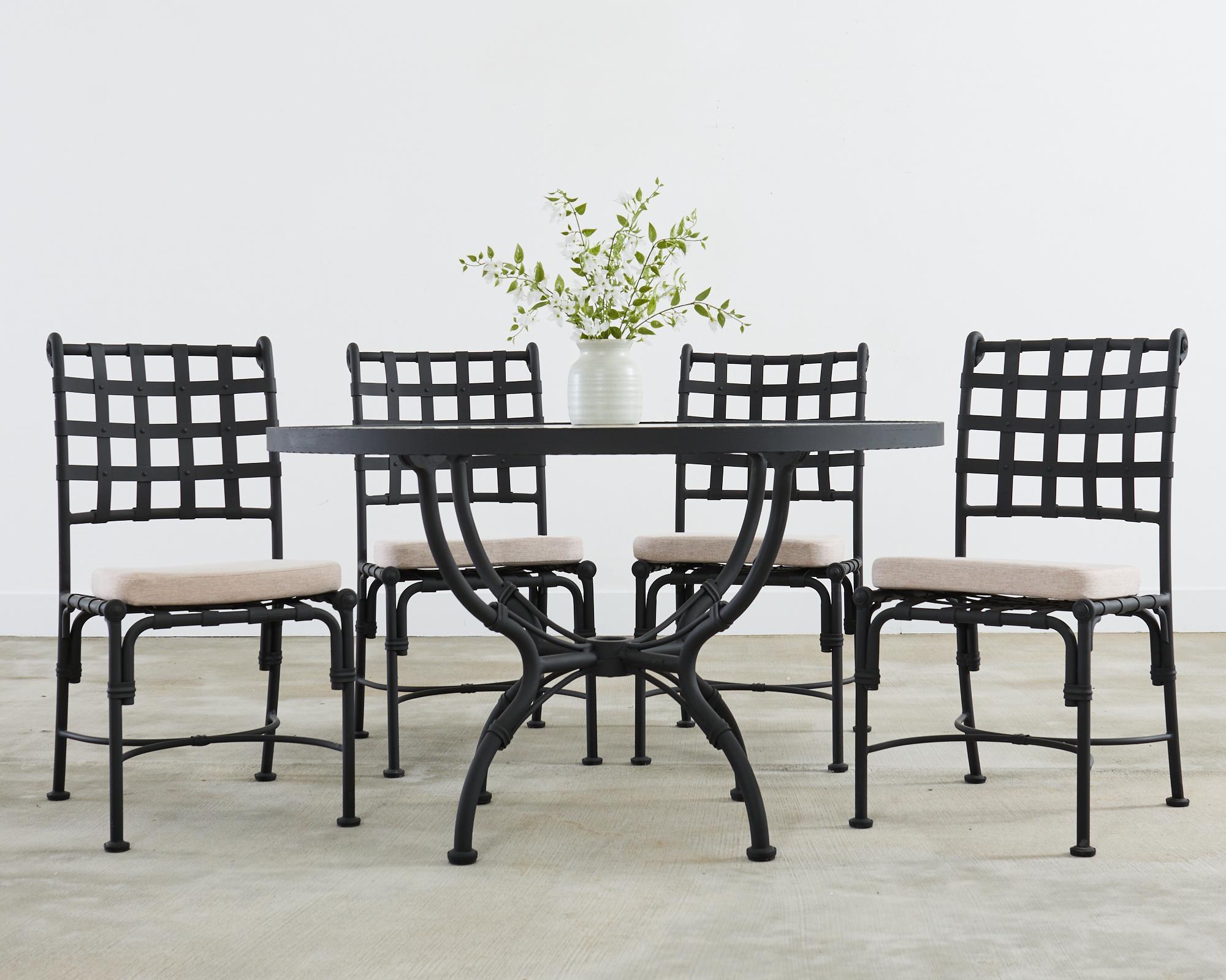Rare ensemble de salle à manger de patio et de jardin de style néoclassique français, fabriqué à la main par Sifas. L'ensemble se compose de quatre chaises de salle à manger et d'une table de salle à manger ronde. L'ensemble fait partie de la