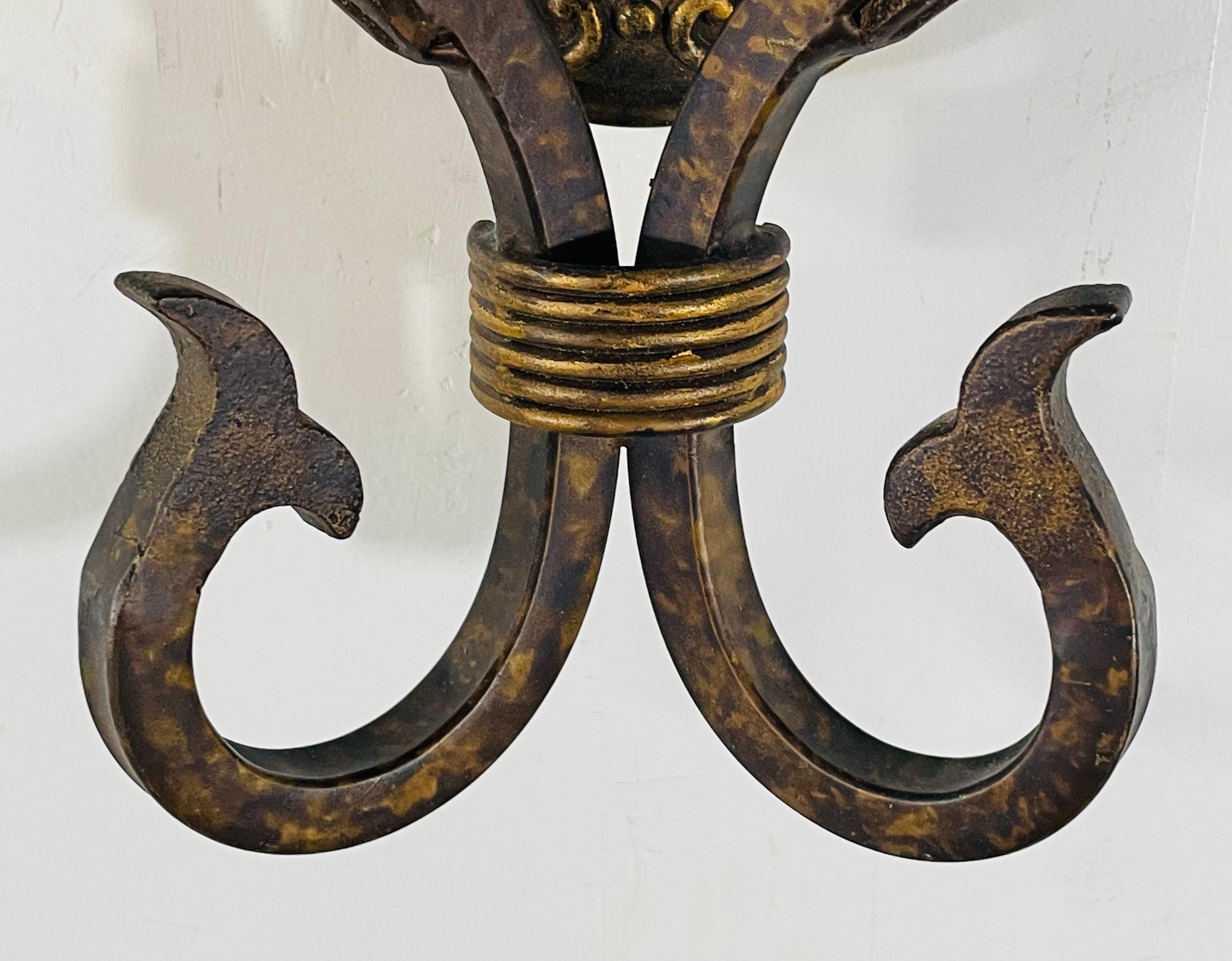 French Neoclassical Style Gilded Metal Wall Sconce, a Pair For Sale 5