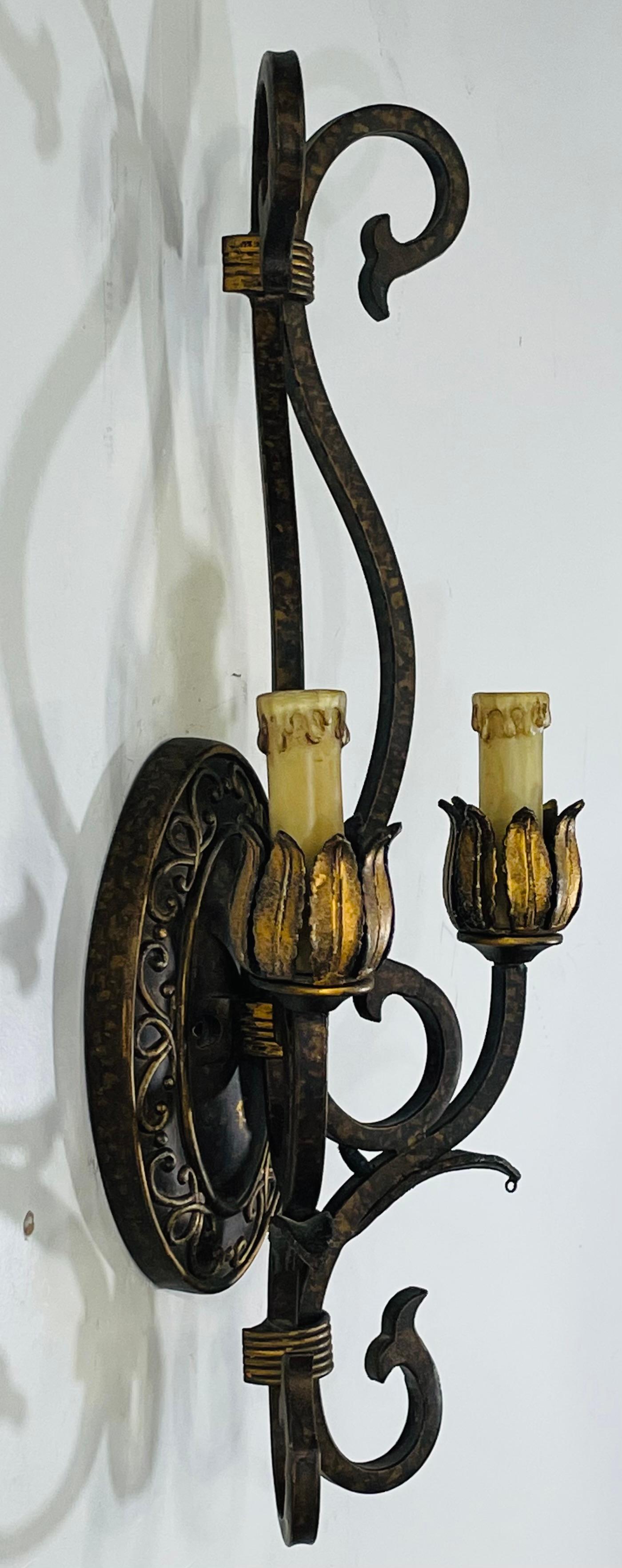Applique da parete in metallo dorato in stile neoclassico francese, una coppia in vendita 4