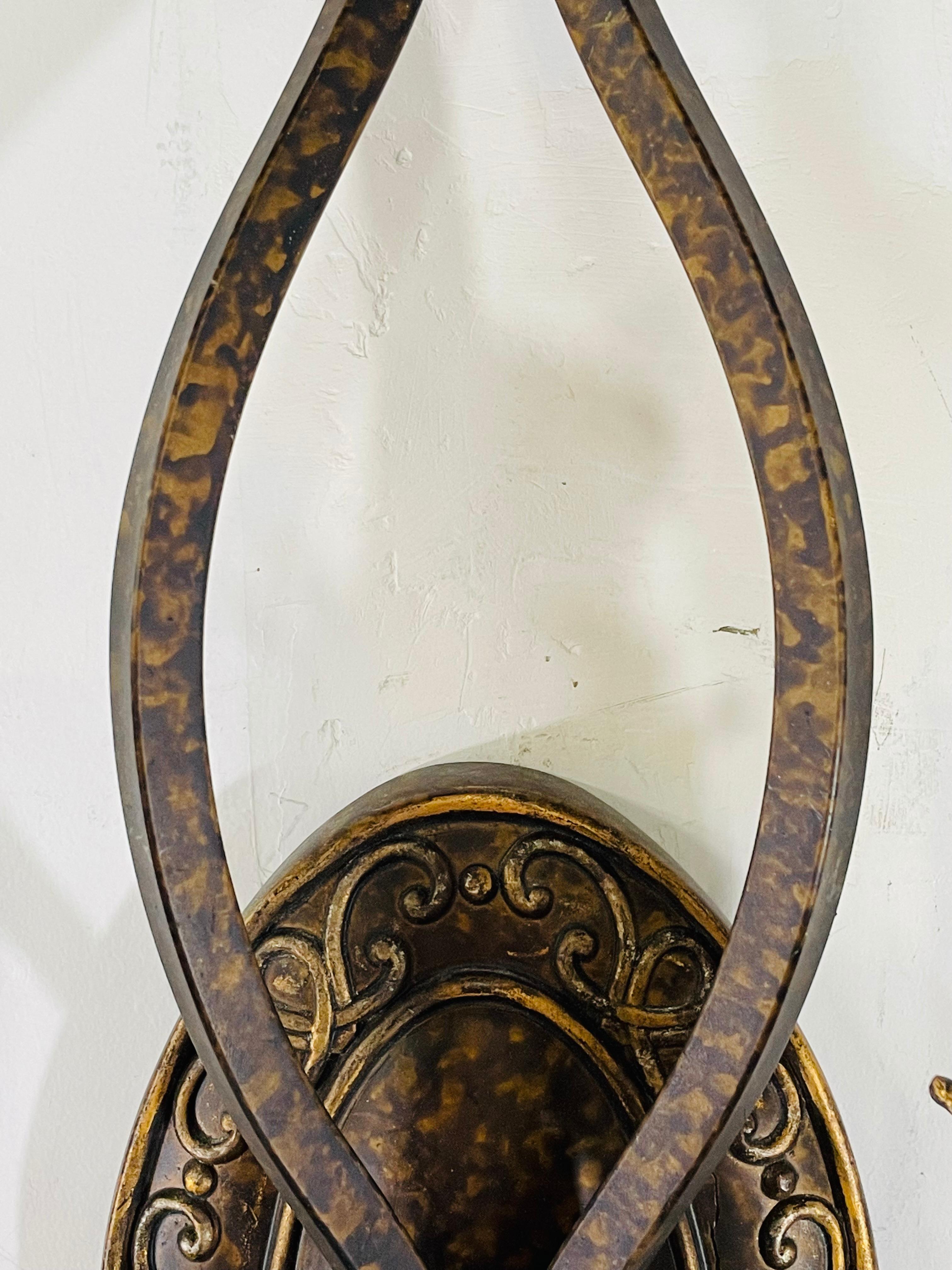 Applique da parete in metallo dorato in stile neoclassico francese, una coppia In condizioni buone in vendita a Plainview, NY