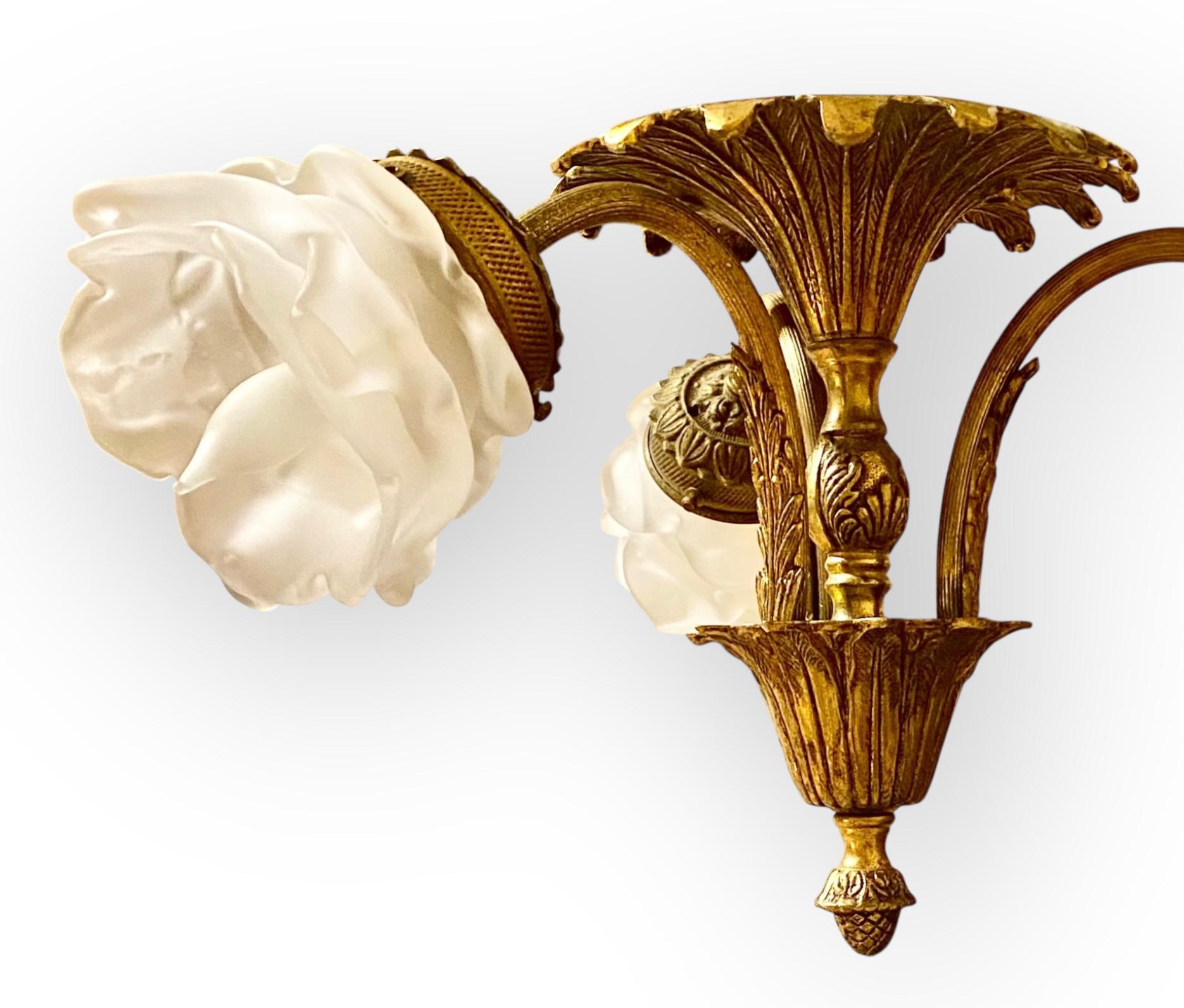 Ottone Plafoniera in ottone dorato e vetro in stile neoclassico francese, anni '20 in vendita