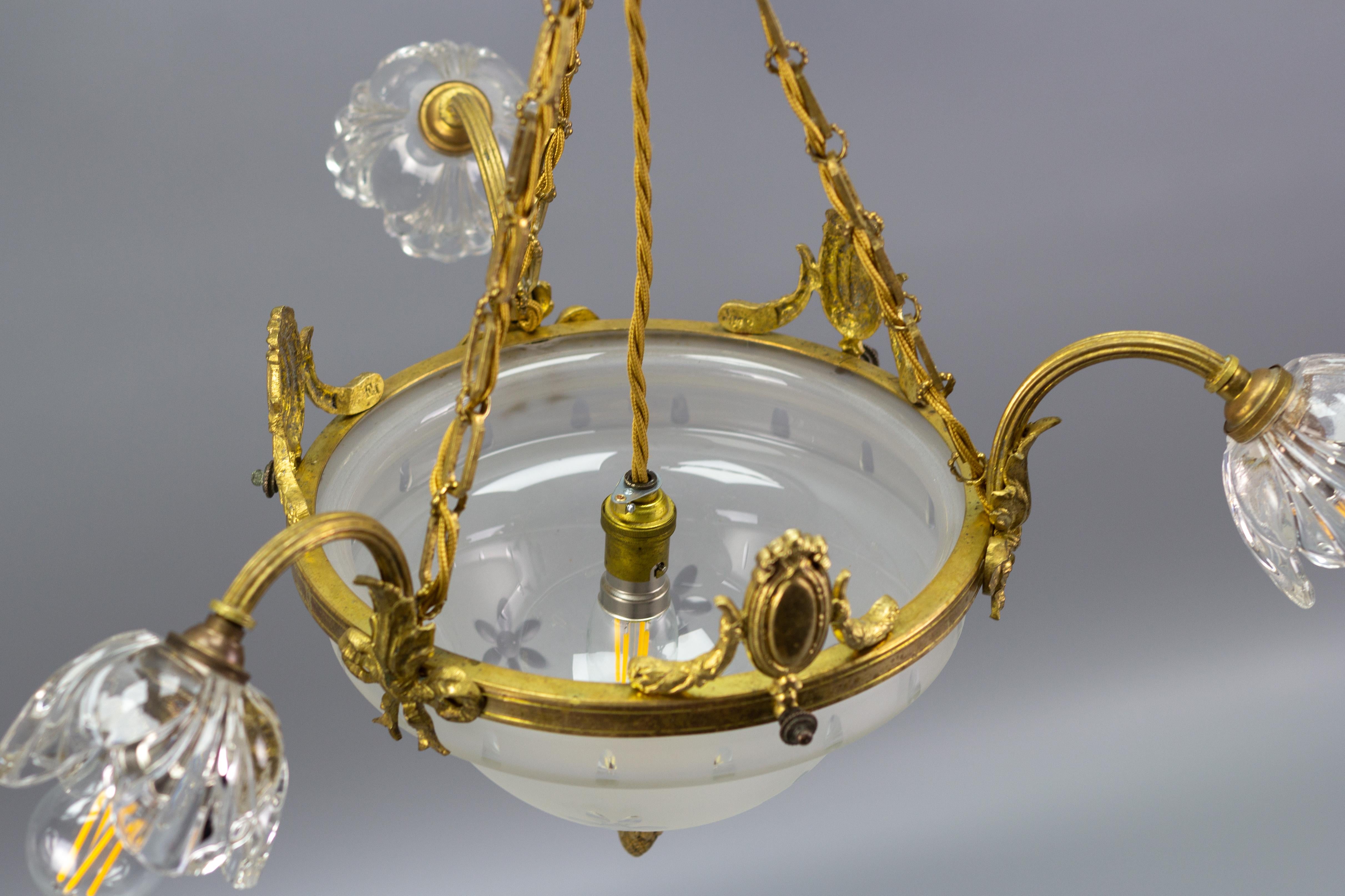 Französischer Kronleuchter im neoklassischen Stil aus vergoldeter Bronze und Glas mit vier Leuchten im Angebot 3