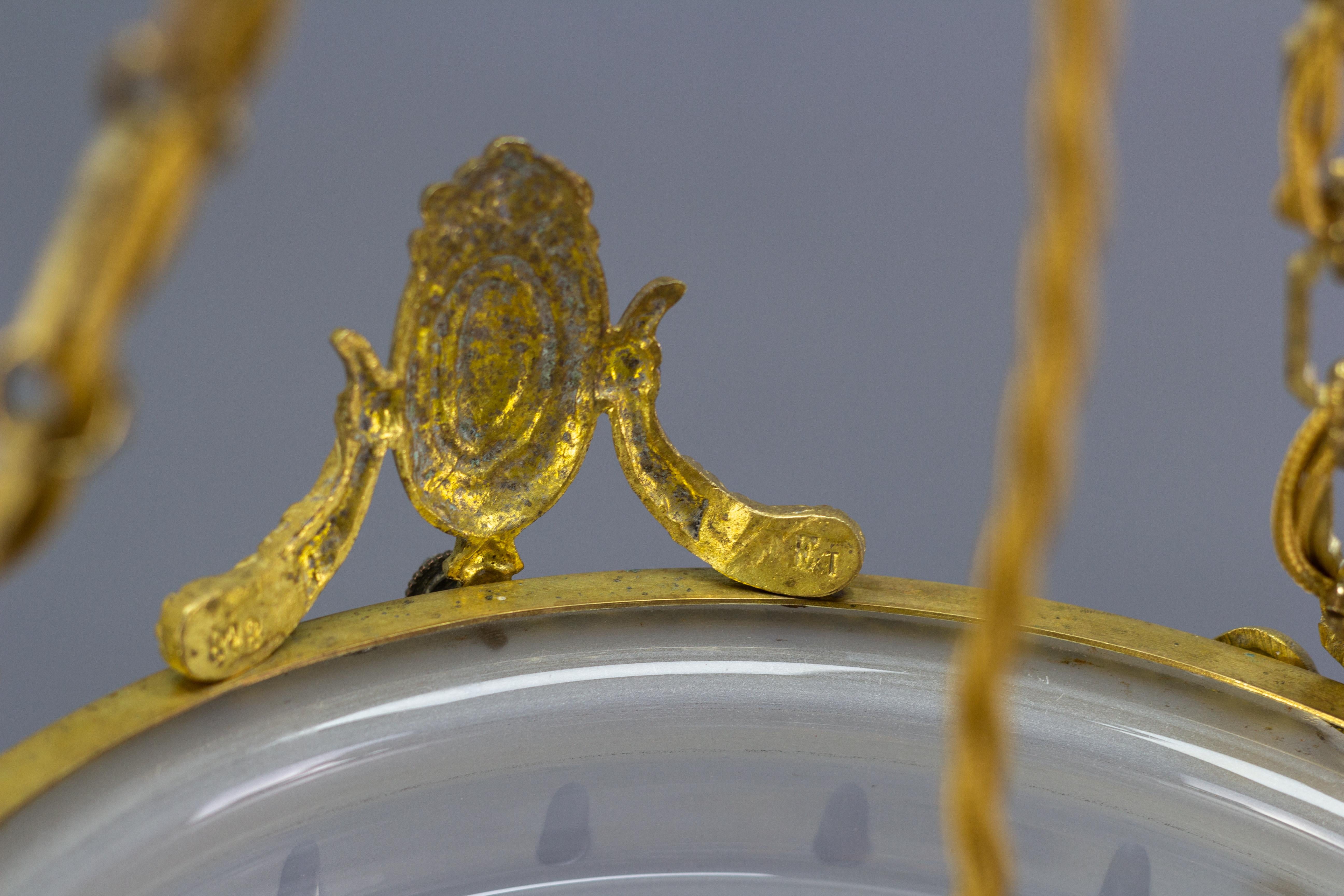 Französischer Kronleuchter im neoklassischen Stil aus vergoldeter Bronze und Glas mit vier Leuchten im Angebot 4
