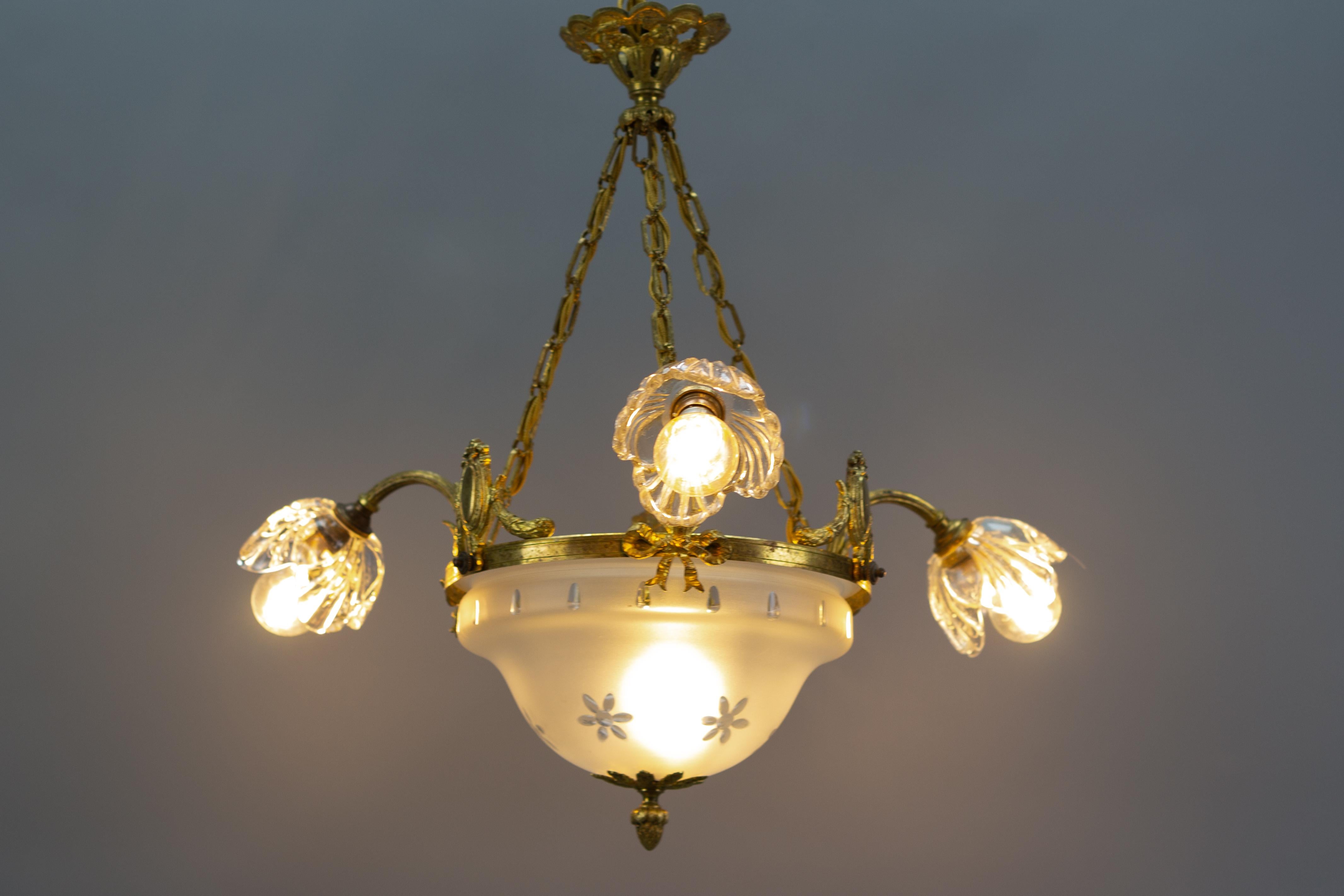 Französischer Kronleuchter im neoklassischen Stil aus vergoldeter Bronze und Glas mit vier Leuchten im Angebot 7