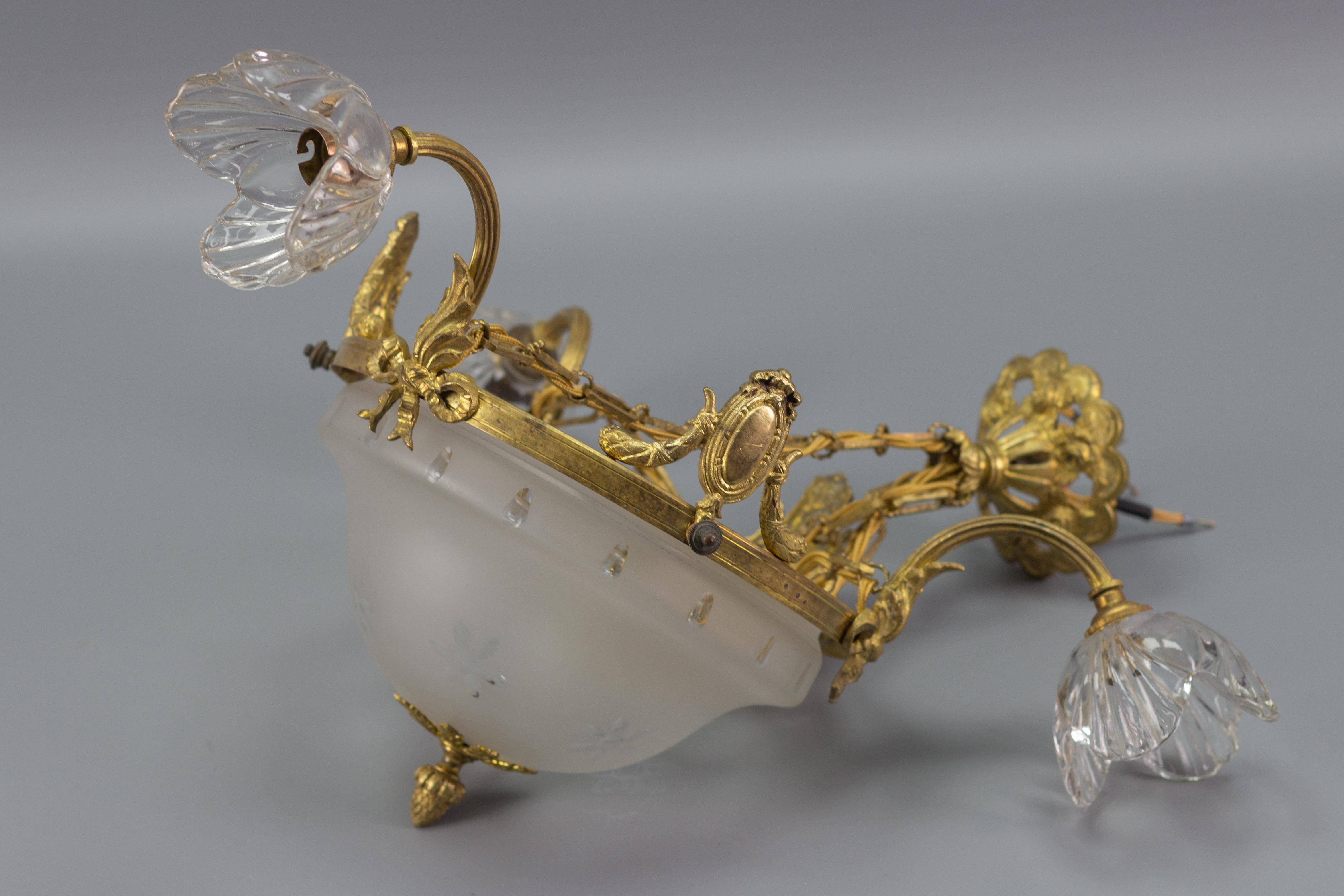 Französischer Kronleuchter im neoklassischen Stil aus vergoldeter Bronze und Glas mit vier Leuchten im Angebot 8