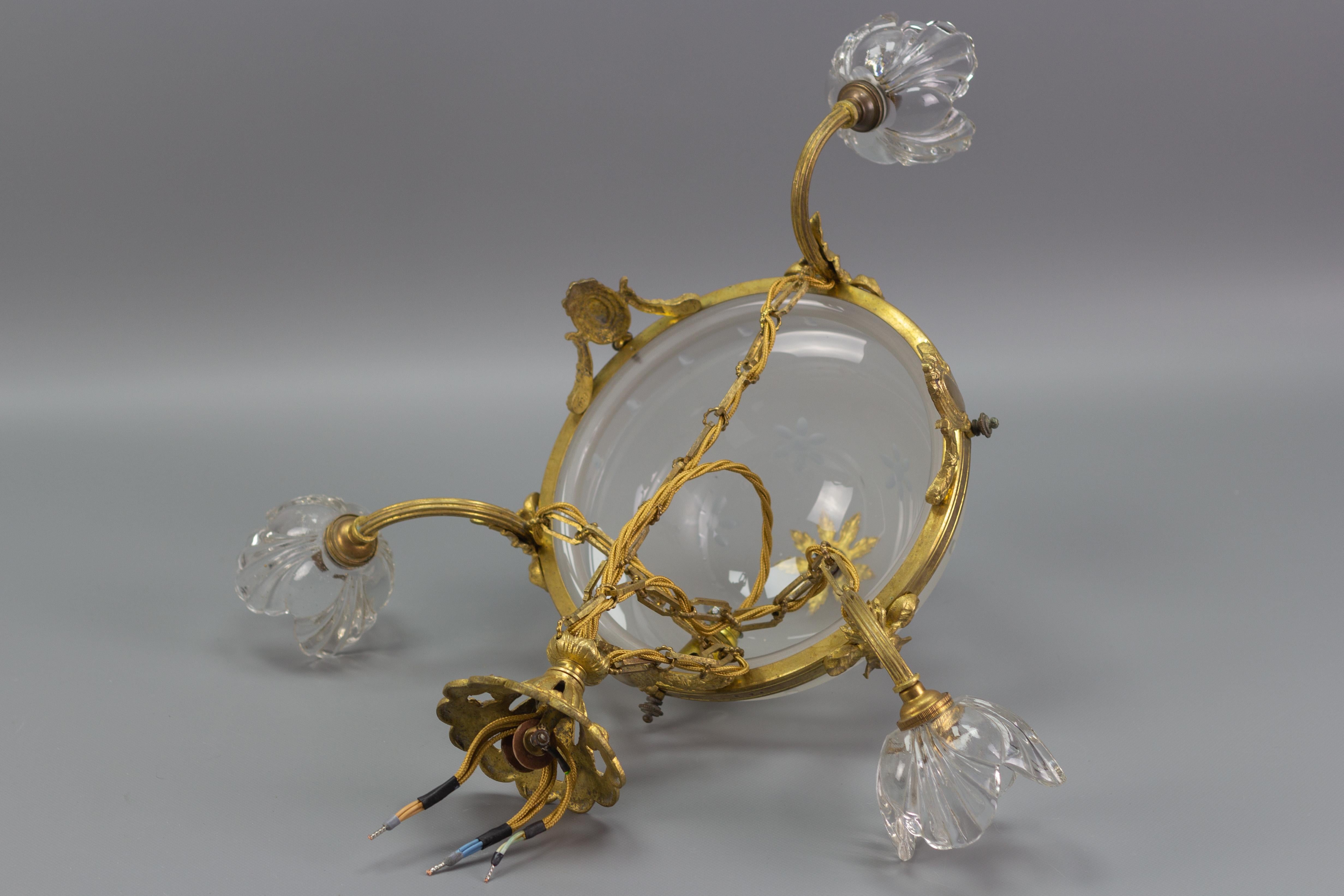 Französischer Kronleuchter im neoklassischen Stil aus vergoldeter Bronze und Glas mit vier Leuchten im Angebot 9