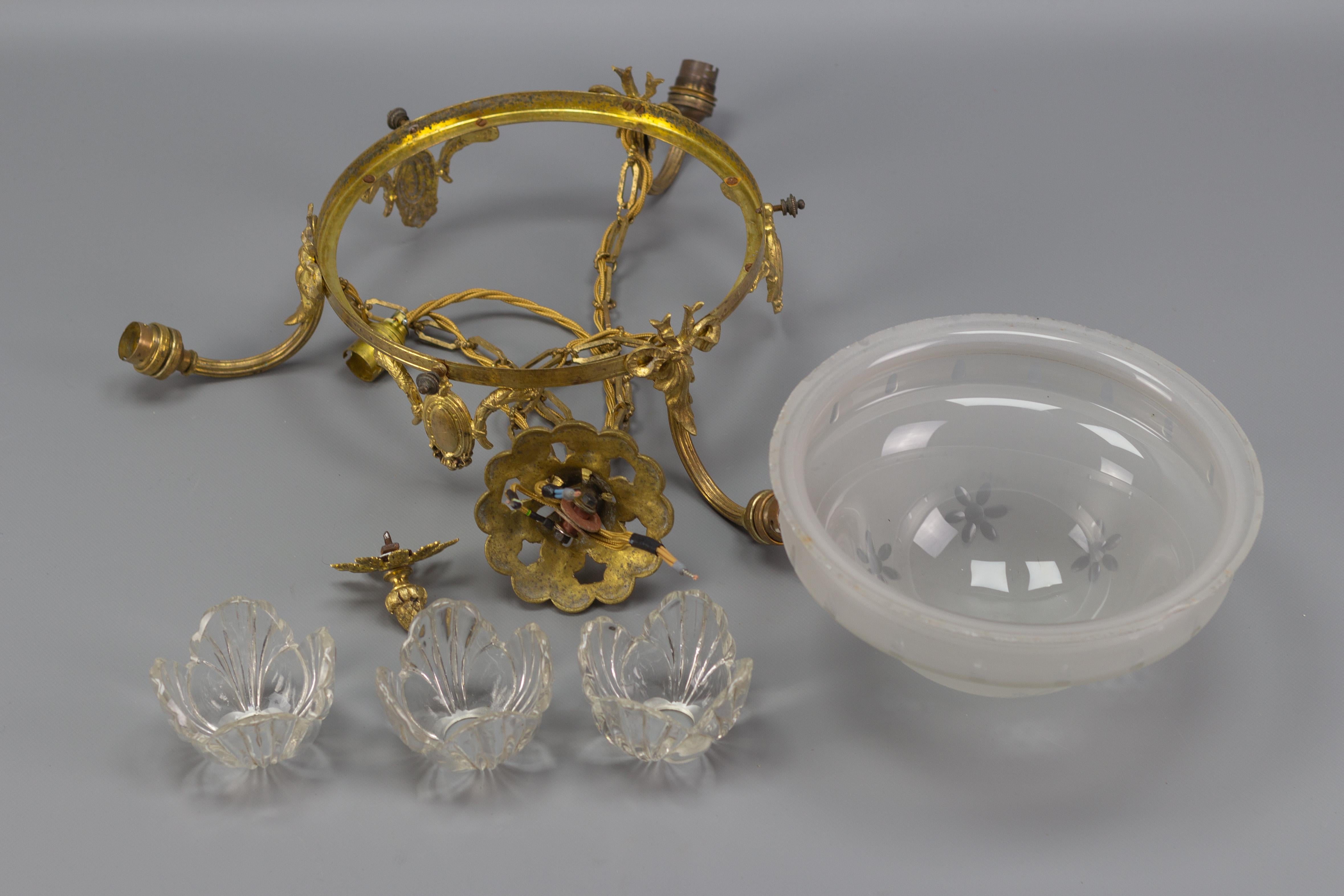 Französischer Kronleuchter im neoklassischen Stil aus vergoldeter Bronze und Glas mit vier Leuchten im Angebot 10
