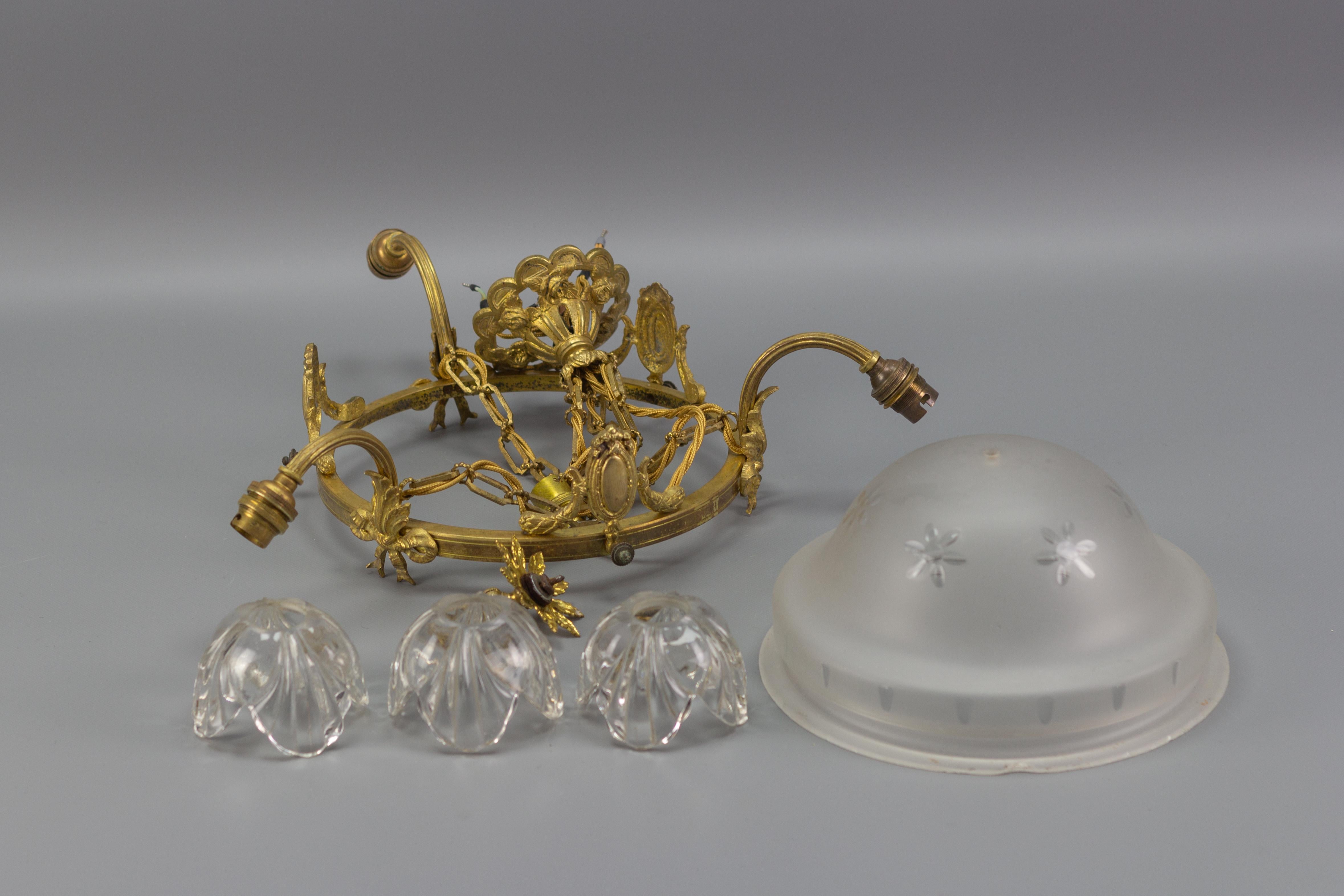 Französischer Kronleuchter im neoklassischen Stil aus vergoldeter Bronze und Glas mit vier Leuchten im Angebot 11