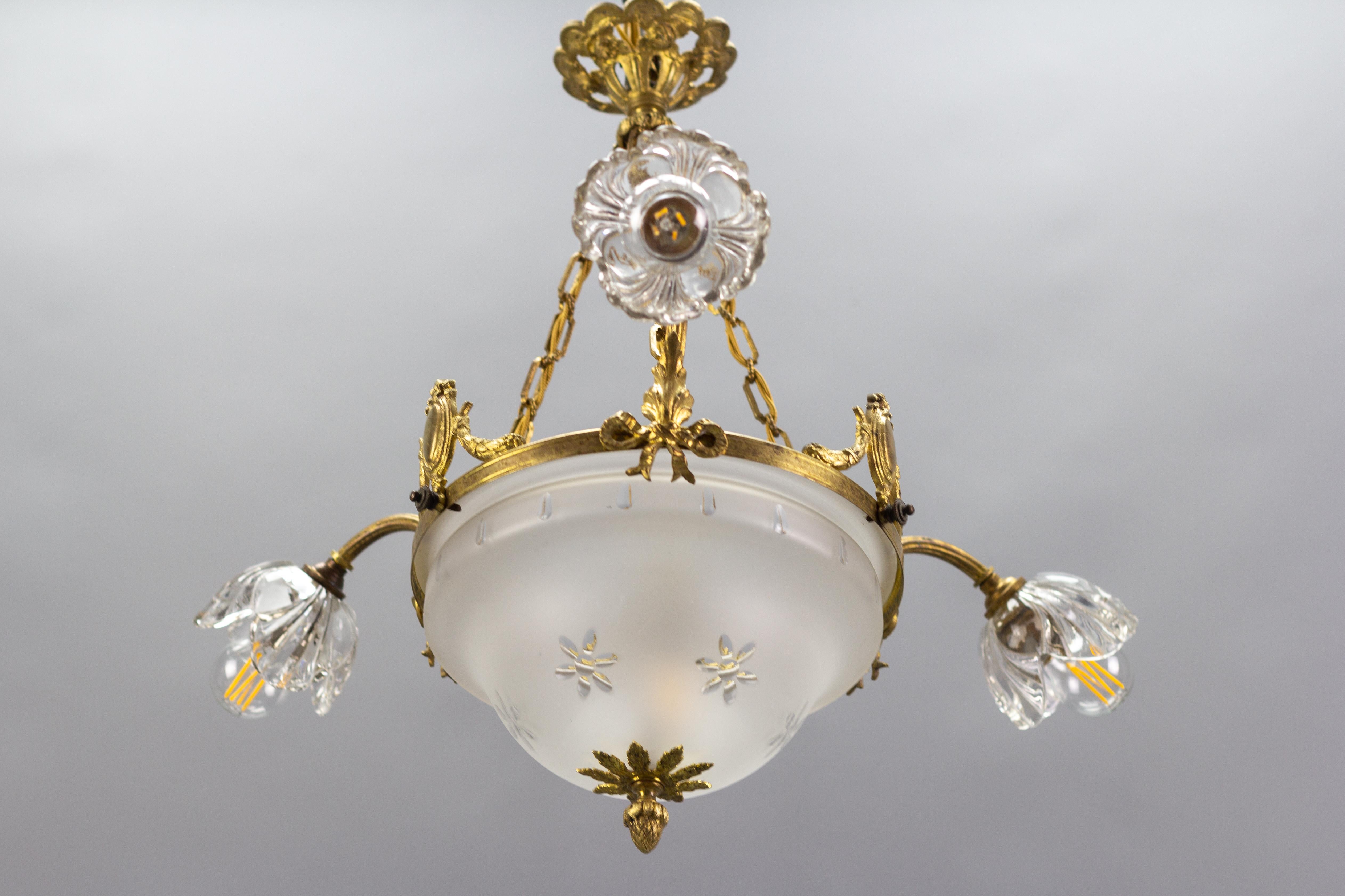 Französischer Kronleuchter im neoklassischen Stil aus vergoldeter Bronze und Glas mit vier Leuchten (Mattiert) im Angebot