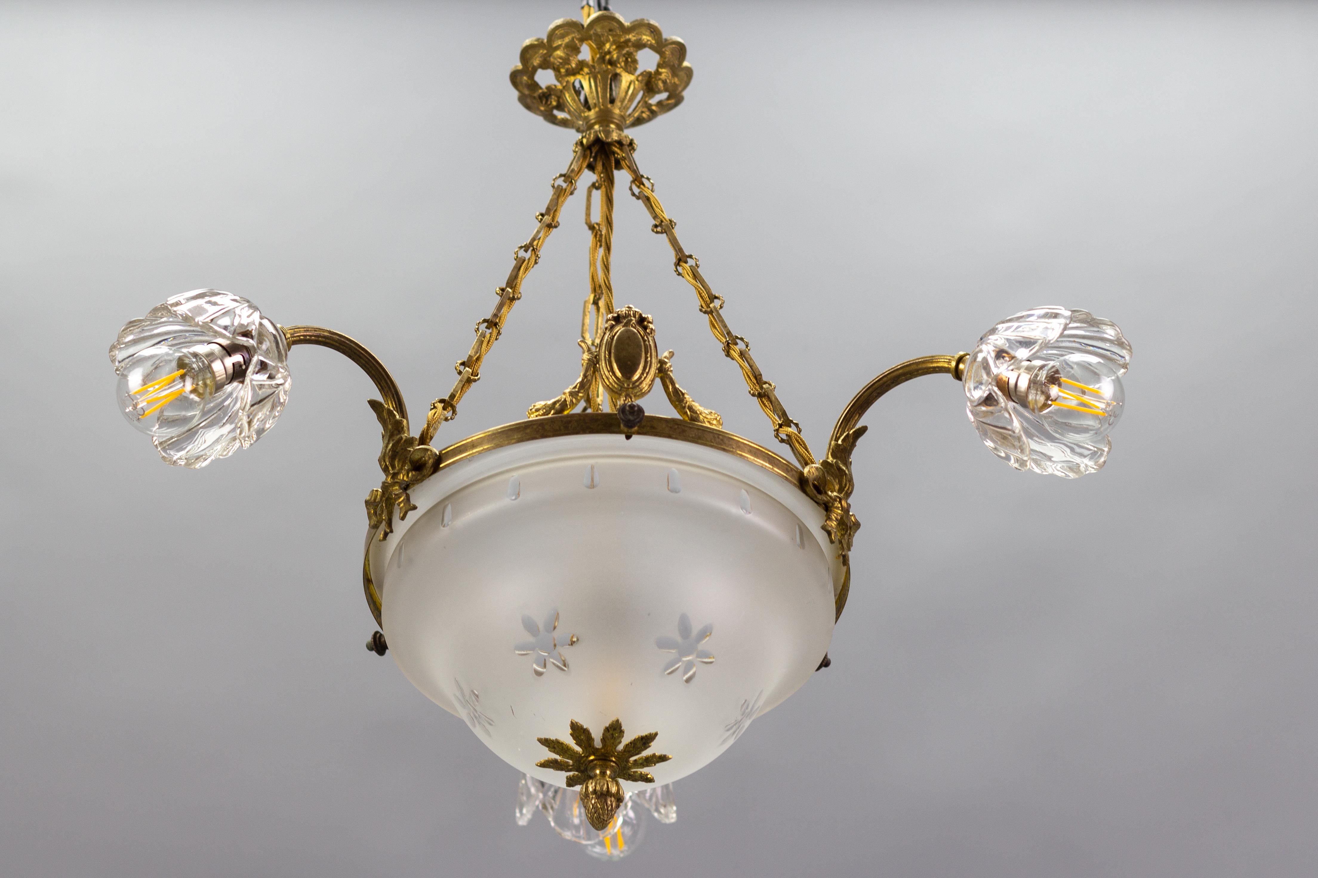 Französischer Kronleuchter im neoklassischen Stil aus vergoldeter Bronze und Glas mit vier Leuchten im Zustand „Gut“ im Angebot in Barntrup, DE