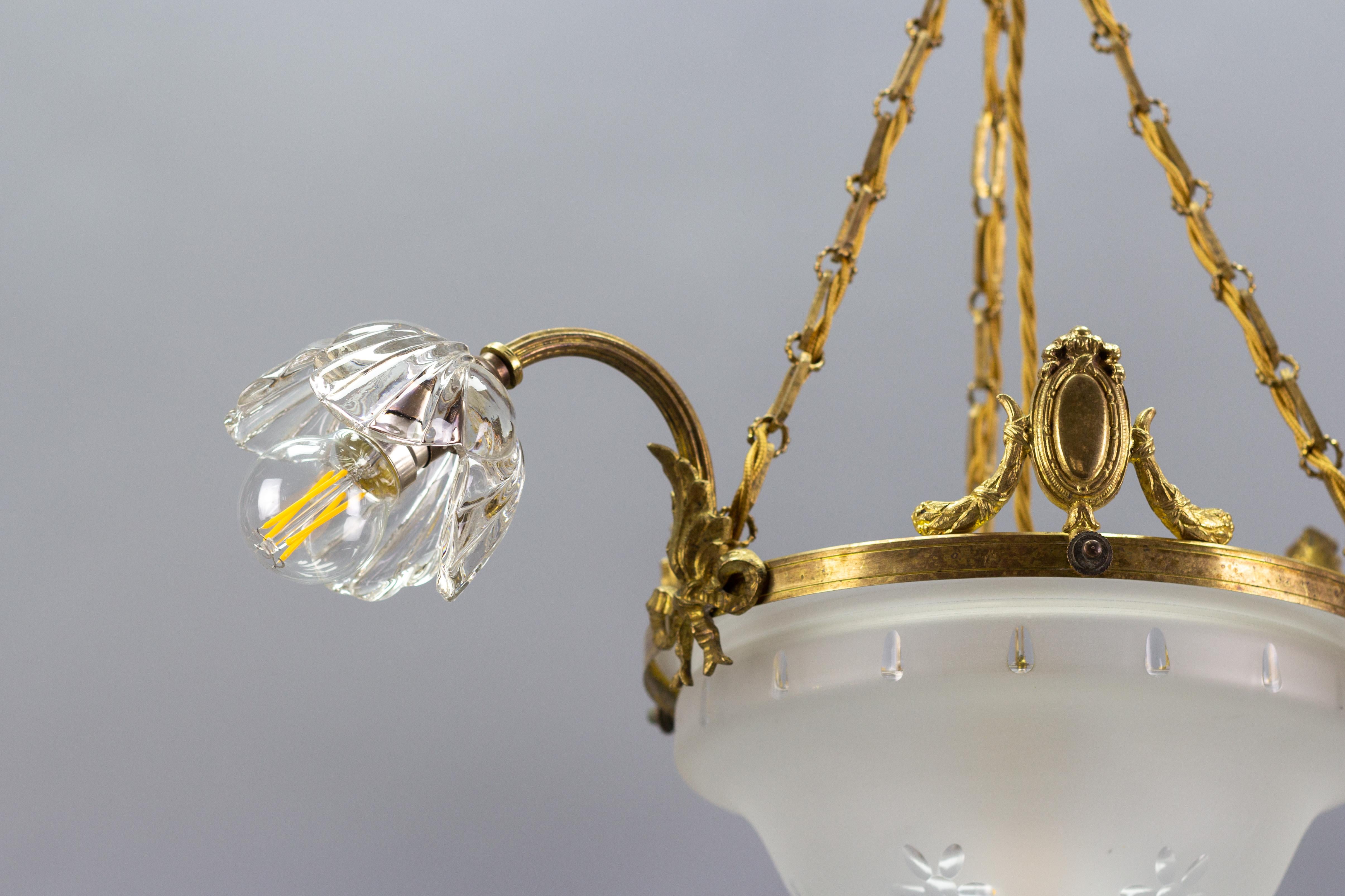 Französischer Kronleuchter im neoklassischen Stil aus vergoldeter Bronze und Glas mit vier Leuchten (Messing) im Angebot