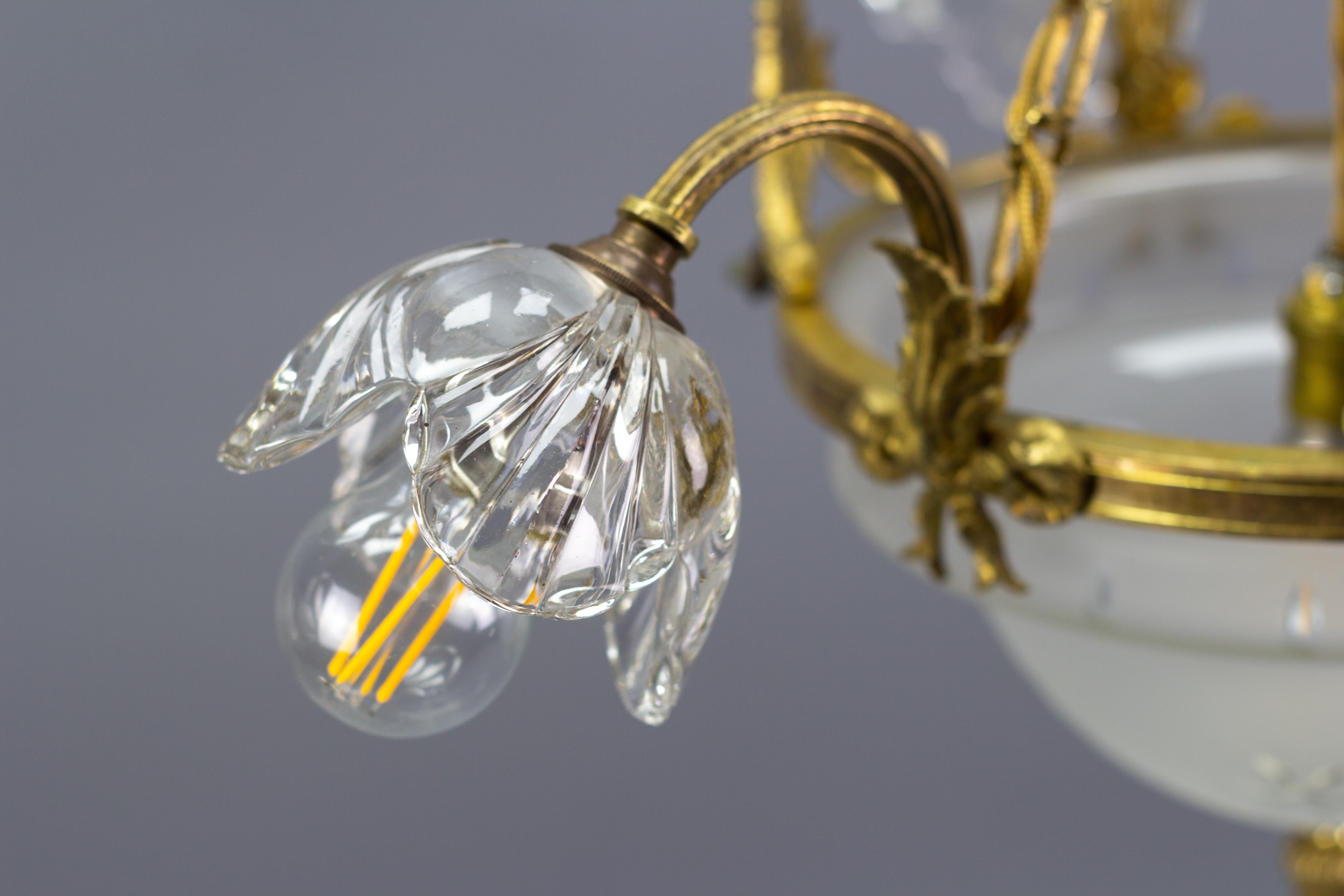 Französischer Kronleuchter im neoklassischen Stil aus vergoldeter Bronze und Glas mit vier Leuchten im Angebot 1