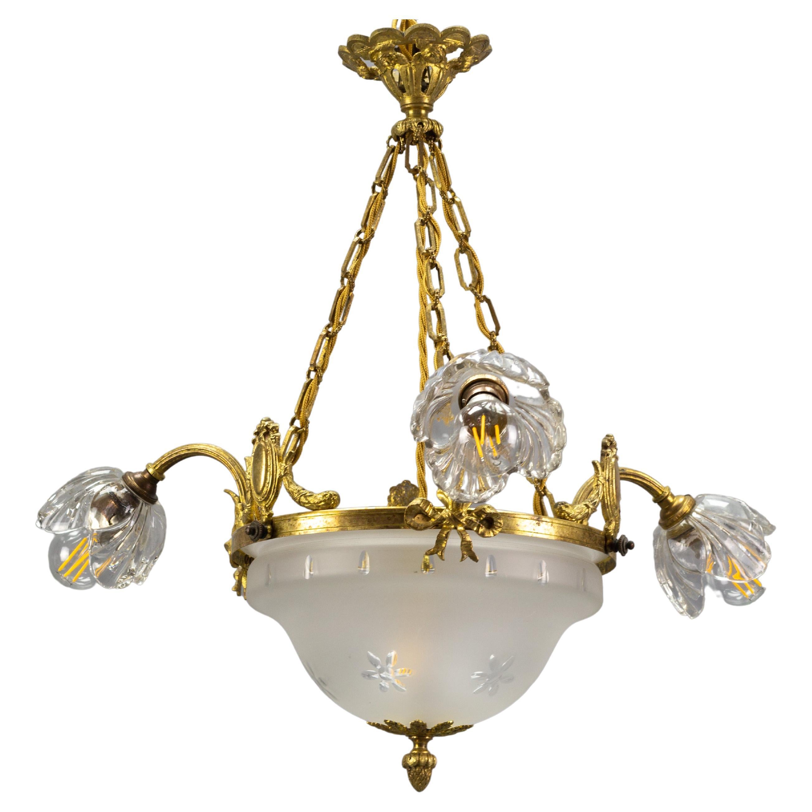 Französischer Kronleuchter im neoklassischen Stil aus vergoldeter Bronze und Glas mit vier Leuchten im Angebot