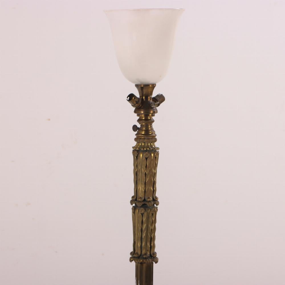 Lámpara de pie de bronce dorado y mármol, de estilo neoclásico francés C 1900, con pantalla de cristal blanco, sobre un fuste adornado con follaje, y una base tripartita con patas en forma de animal acabadas en pies de garra que descansan sobre una