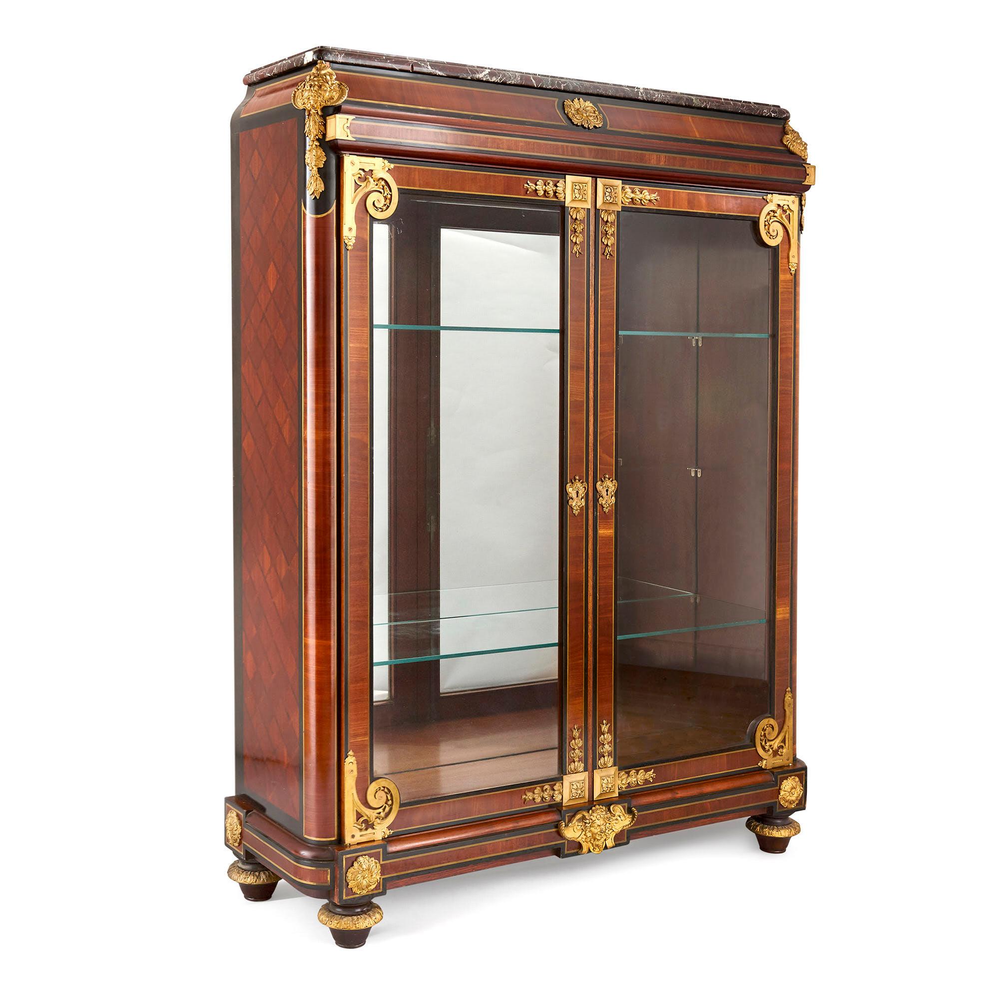 Vitrine de style néoclassique français en bronze doré et bois ébonisé
Français, fin du 19e siècle
Mesures : Hauteur 164 cm, largeur 122 cm, profondeur 40 cm

Cette belle vitrine, attribuée à Mercier Frères, est un superbe exemple du style