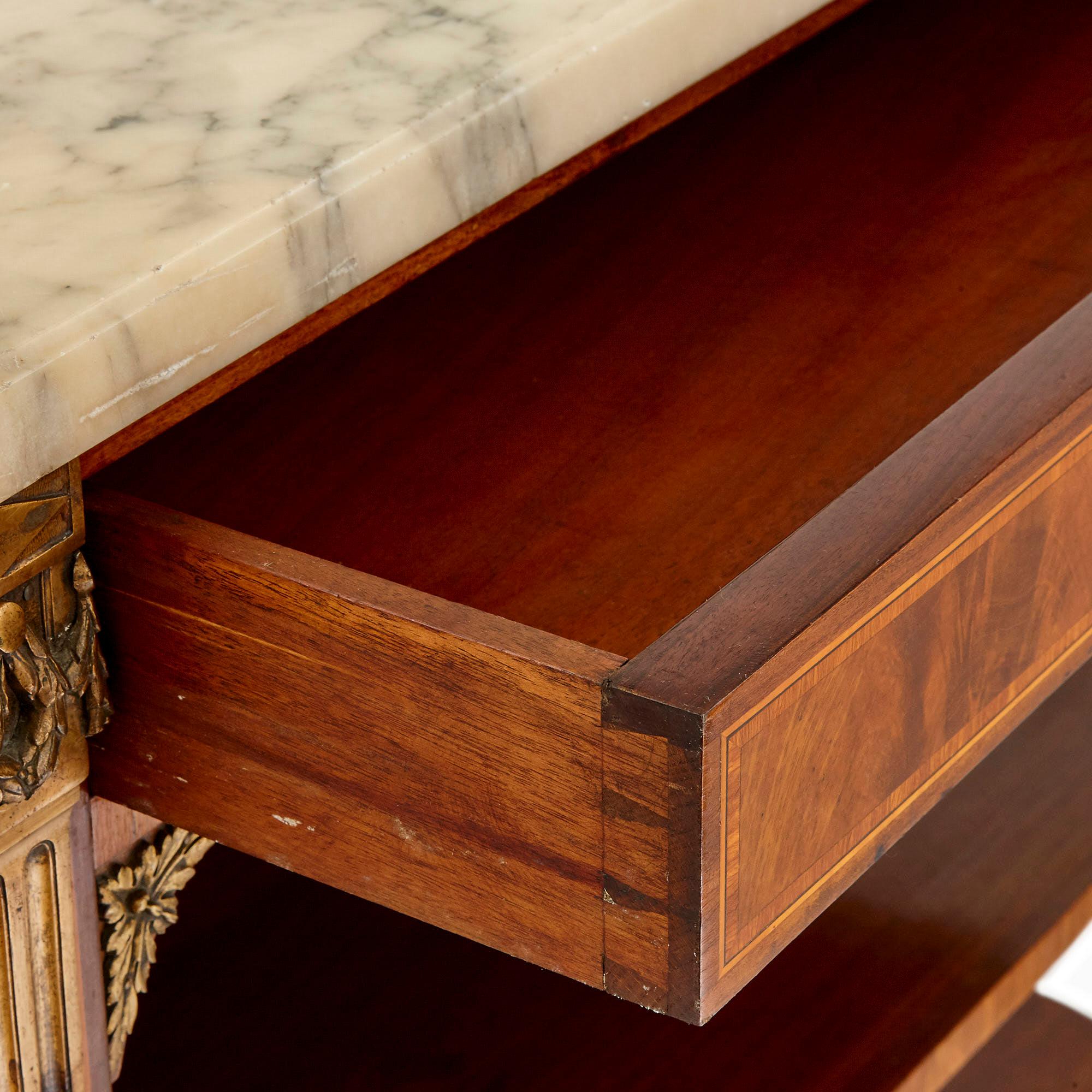 Doré Table d'appoint française de style néoclassique en bois montée sur bronze doré en vente
