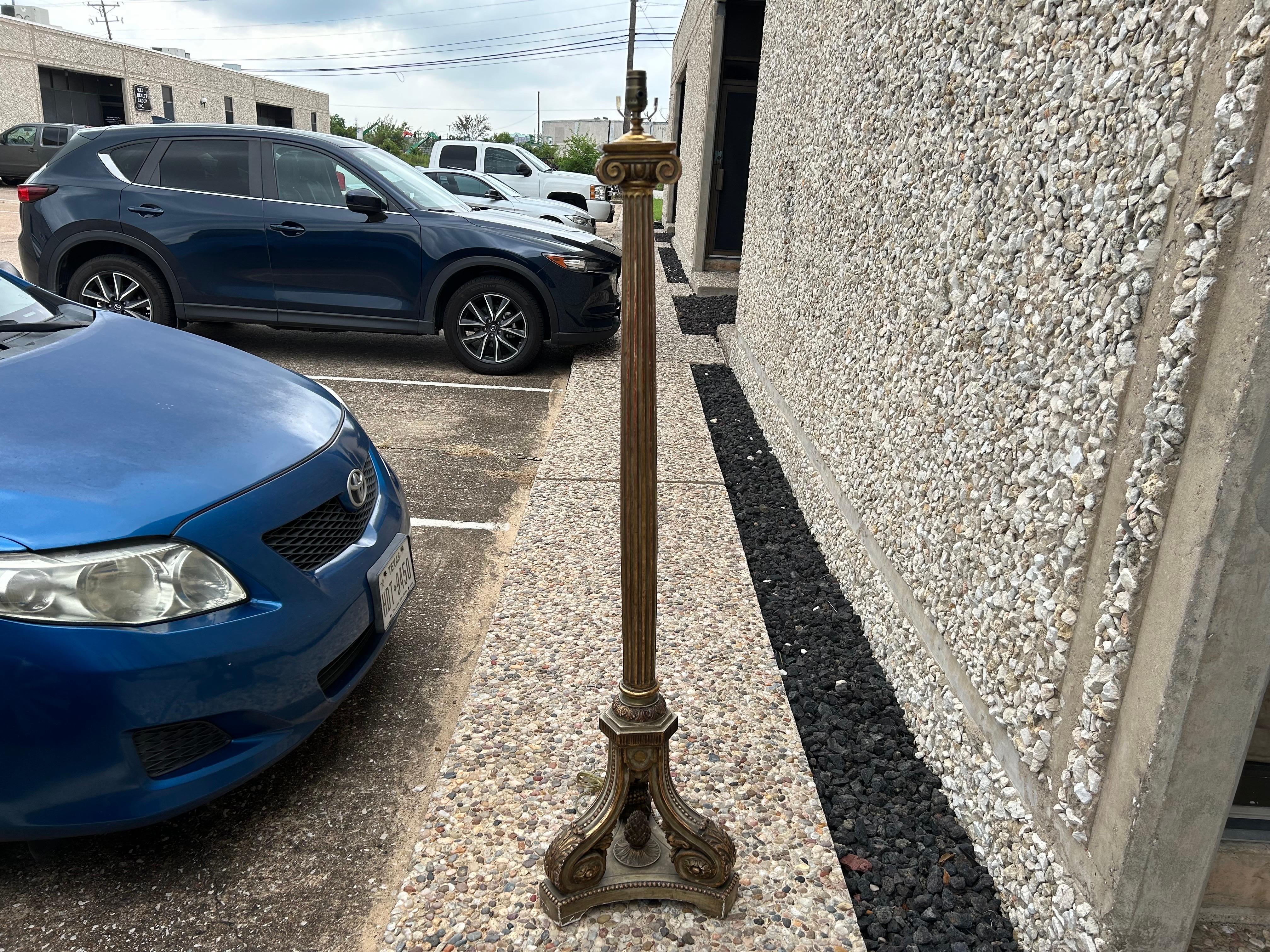 Lámpara de pie francesa de madera dorada de estilo neoclásico en venta 3