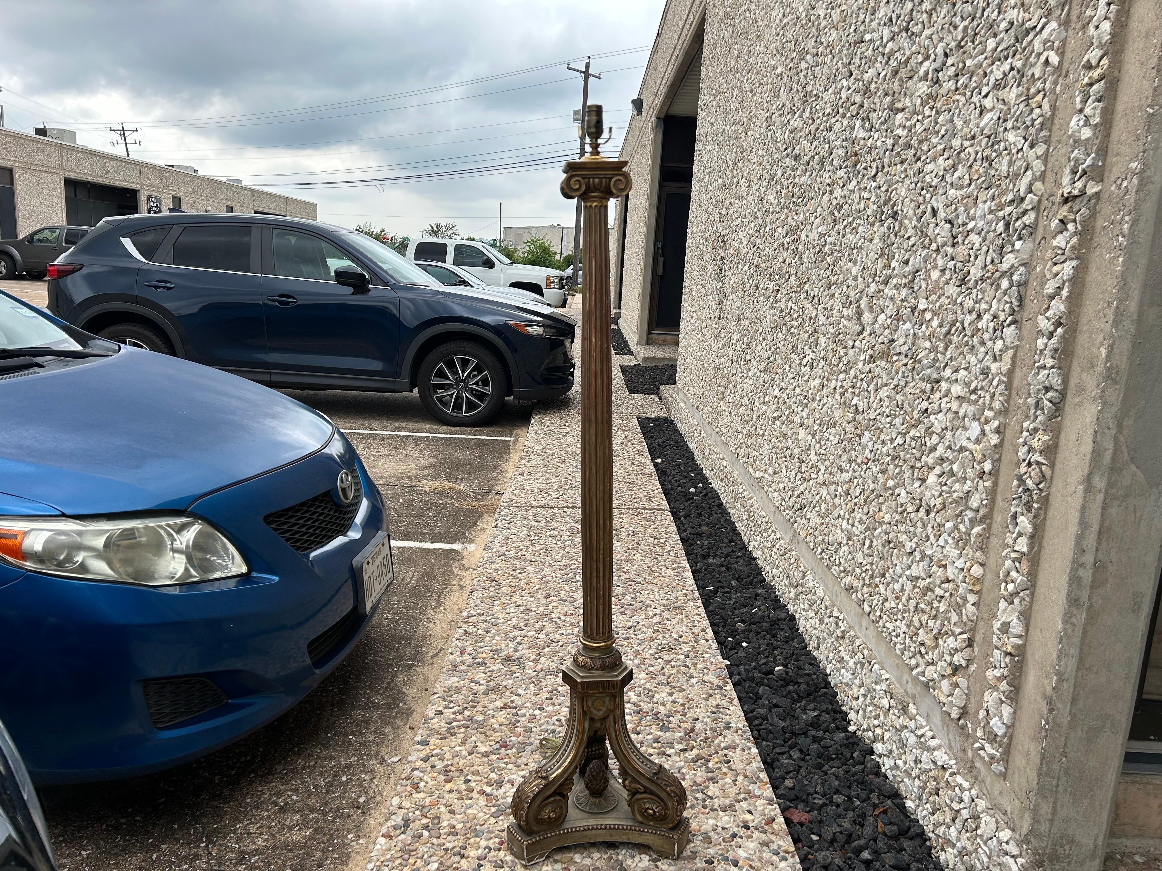 Lámpara de pie francesa de madera dorada de estilo neoclásico en venta 4