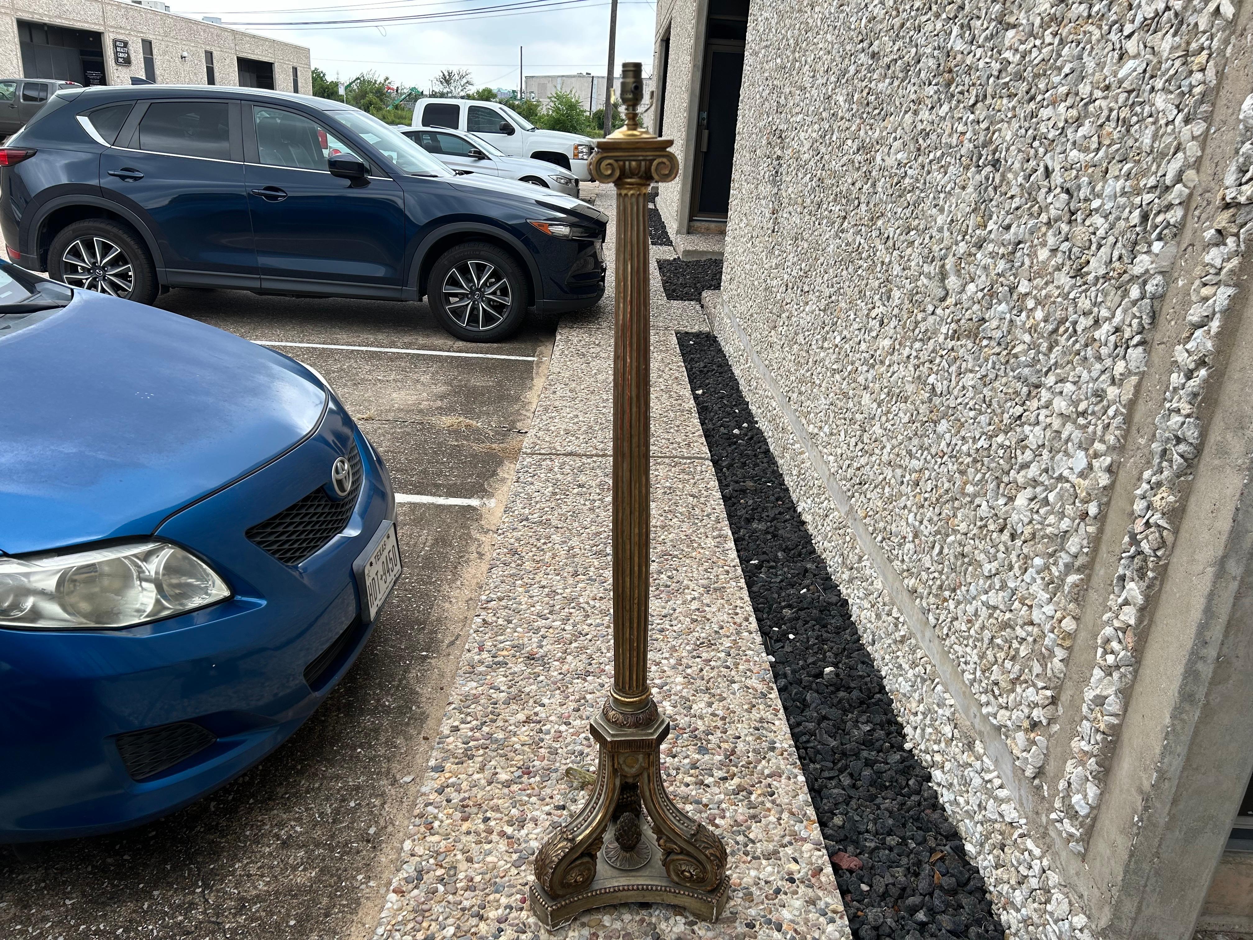 Lámpara de pie francesa de madera dorada de estilo neoclásico
Esta hermosa lámpara de pie de madera dorada de estilo neoclásico francés es lo bastante versátil como para funcionar en muchos interiores y habitaciones diferentes. Nuestra lámpara de