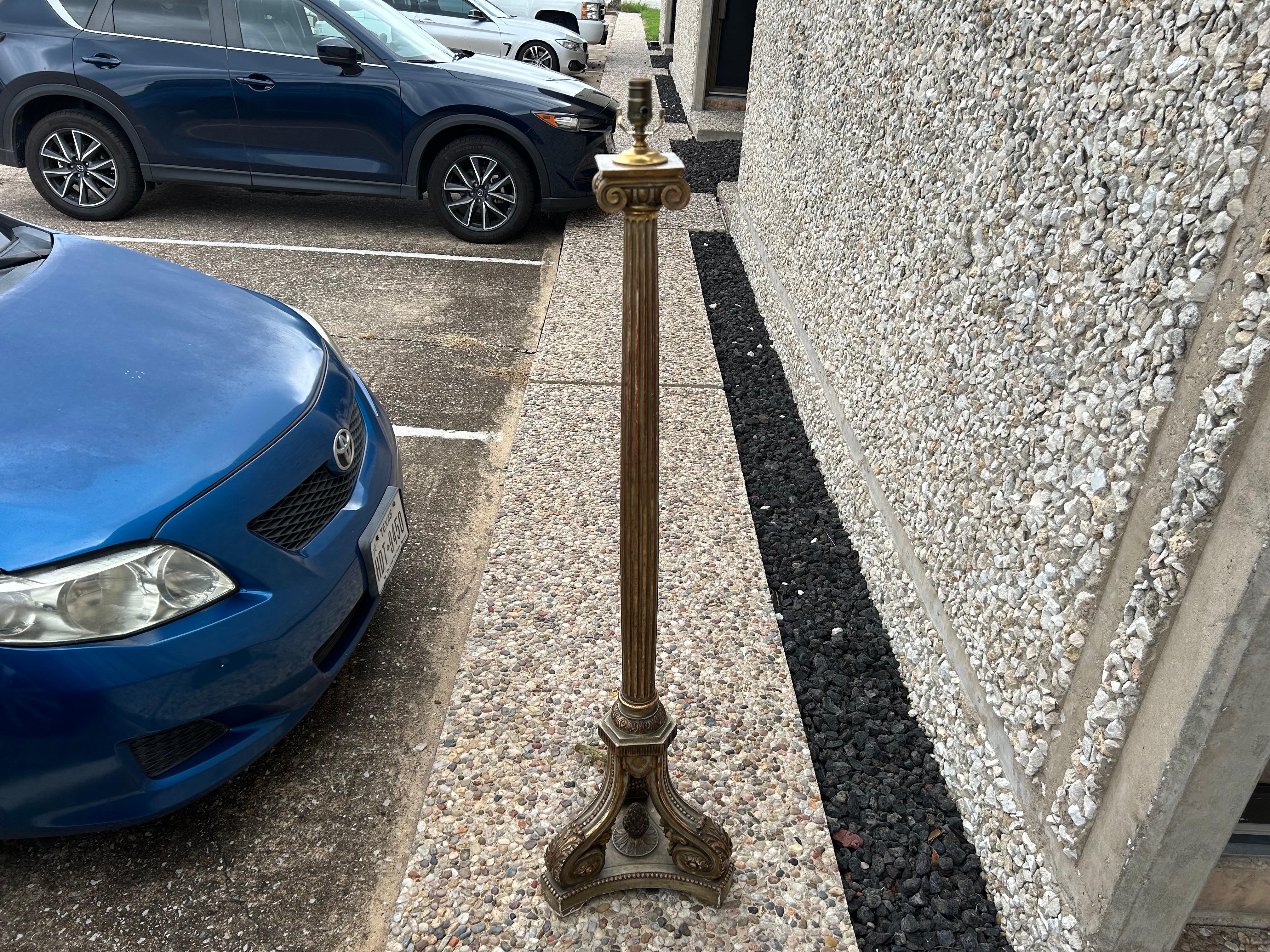 Lámpara de pie francesa de madera dorada de estilo neoclásico Neoclásico en venta
