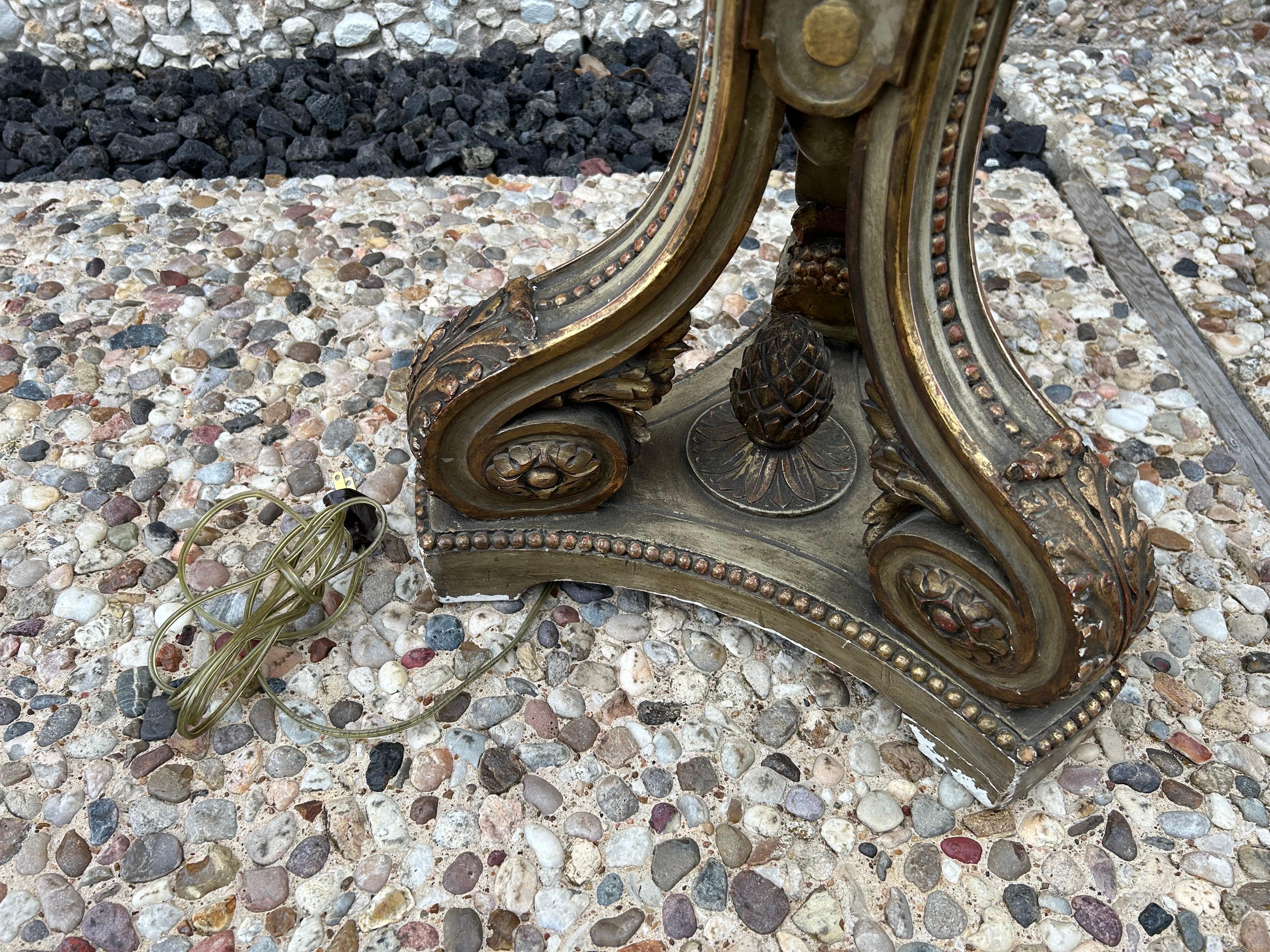 Lámpara de pie francesa de madera dorada de estilo neoclásico en Bueno estado para la venta en Houston, TX