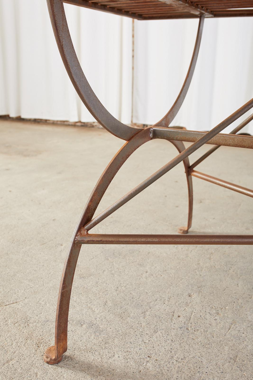 Garten-Esstisch aus Eisen mit geschwungenen Beinen im neoklassischen Stil im Angebot 3