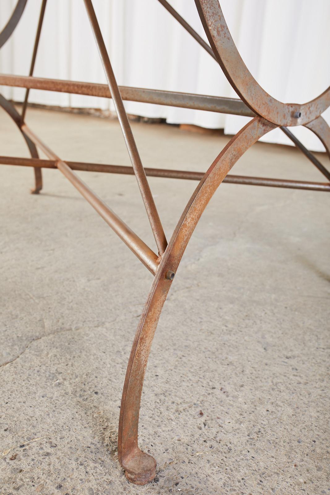 Garten-Esstisch aus Eisen mit geschwungenen Beinen im neoklassischen Stil im Angebot 4