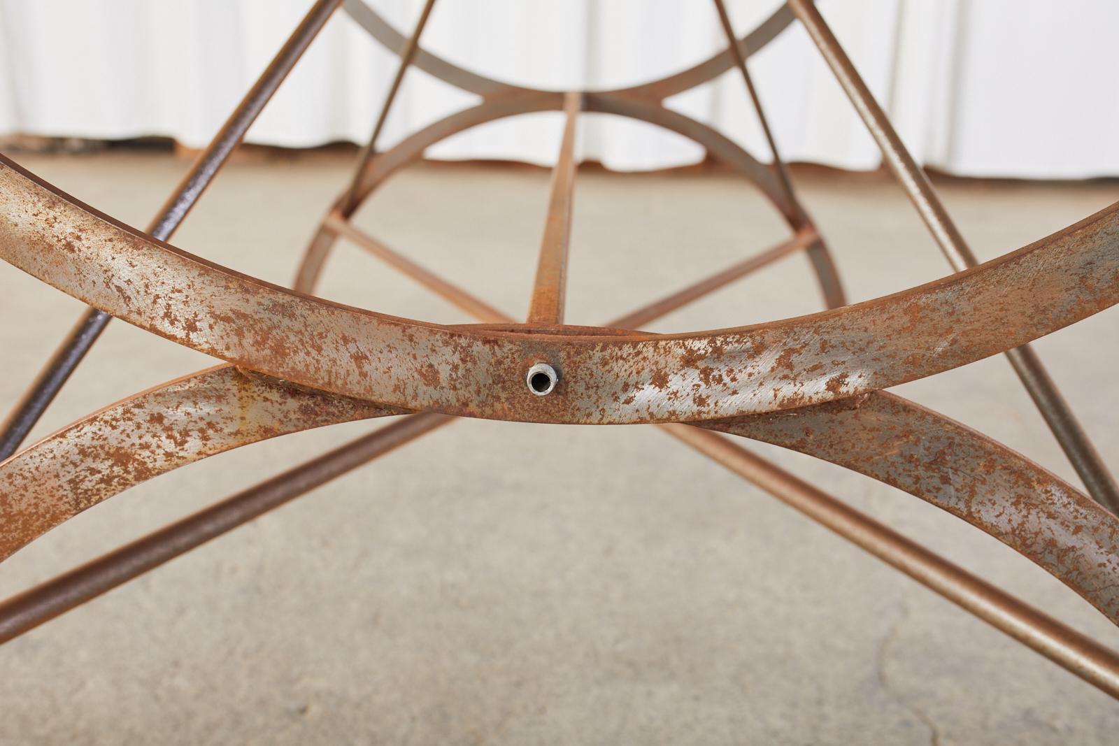 Garten-Esstisch aus Eisen mit geschwungenen Beinen im neoklassischen Stil im Angebot 7