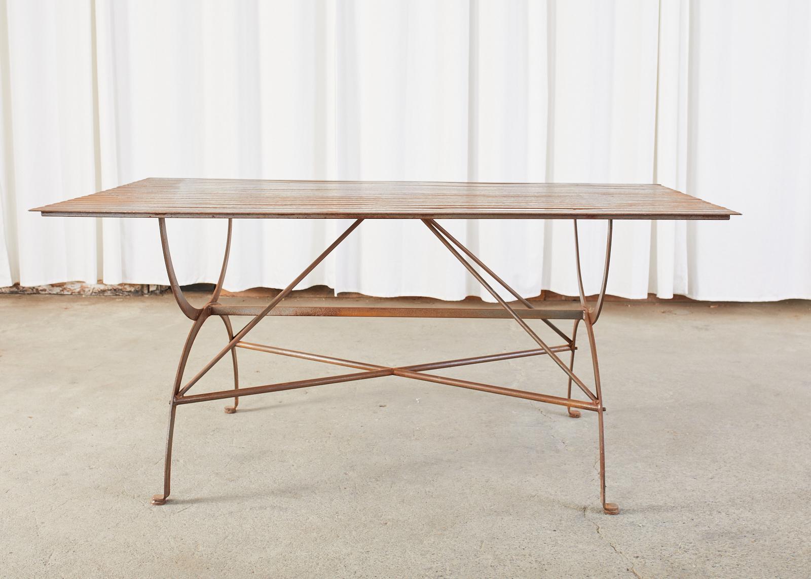 Table de salle à manger de jardin à pieds curules en fer de style néoclassique français en vente 7