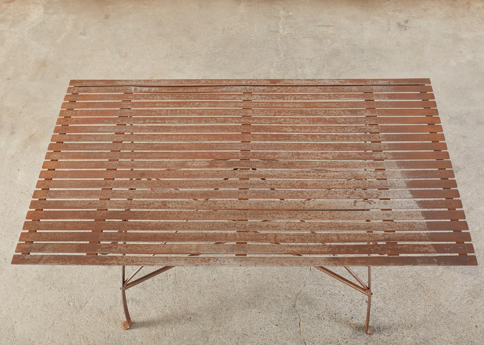 Garten-Esstisch aus Eisen mit geschwungenen Beinen im neoklassischen Stil im Zustand „Gut“ im Angebot in Rio Vista, CA
