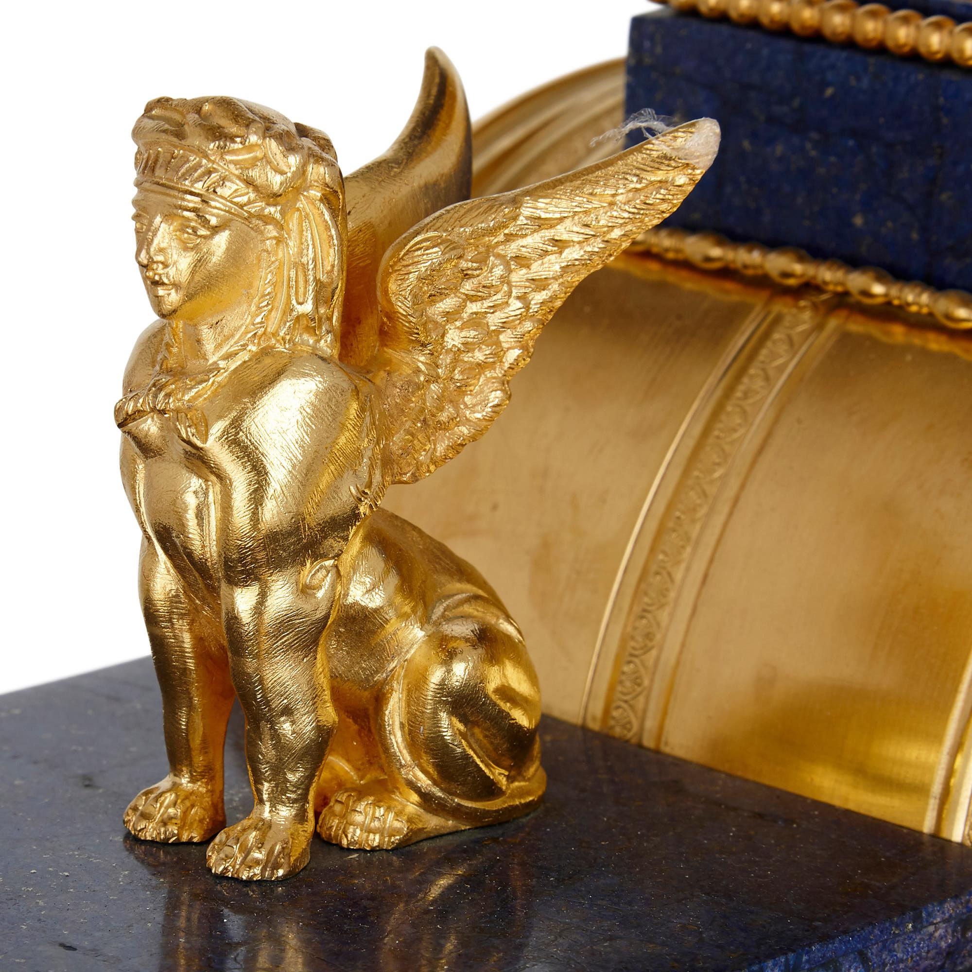 Französisches Uhrenset im neoklassischen Stil aus Lapis und vergoldeter Bronze (Neoklassisch) im Angebot