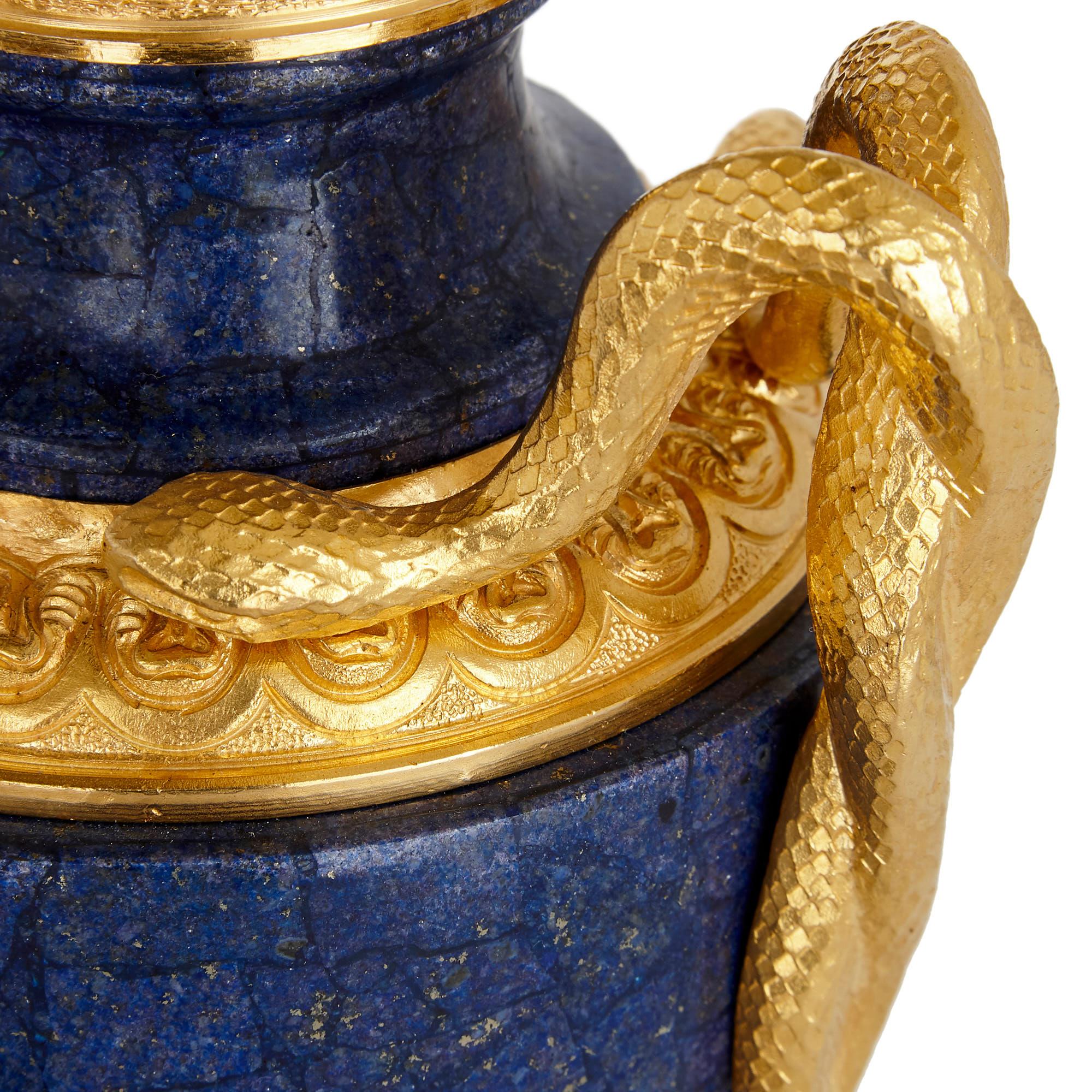 Französisches Uhrenset im neoklassischen Stil aus Lapis und vergoldeter Bronze (19. Jahrhundert) im Angebot