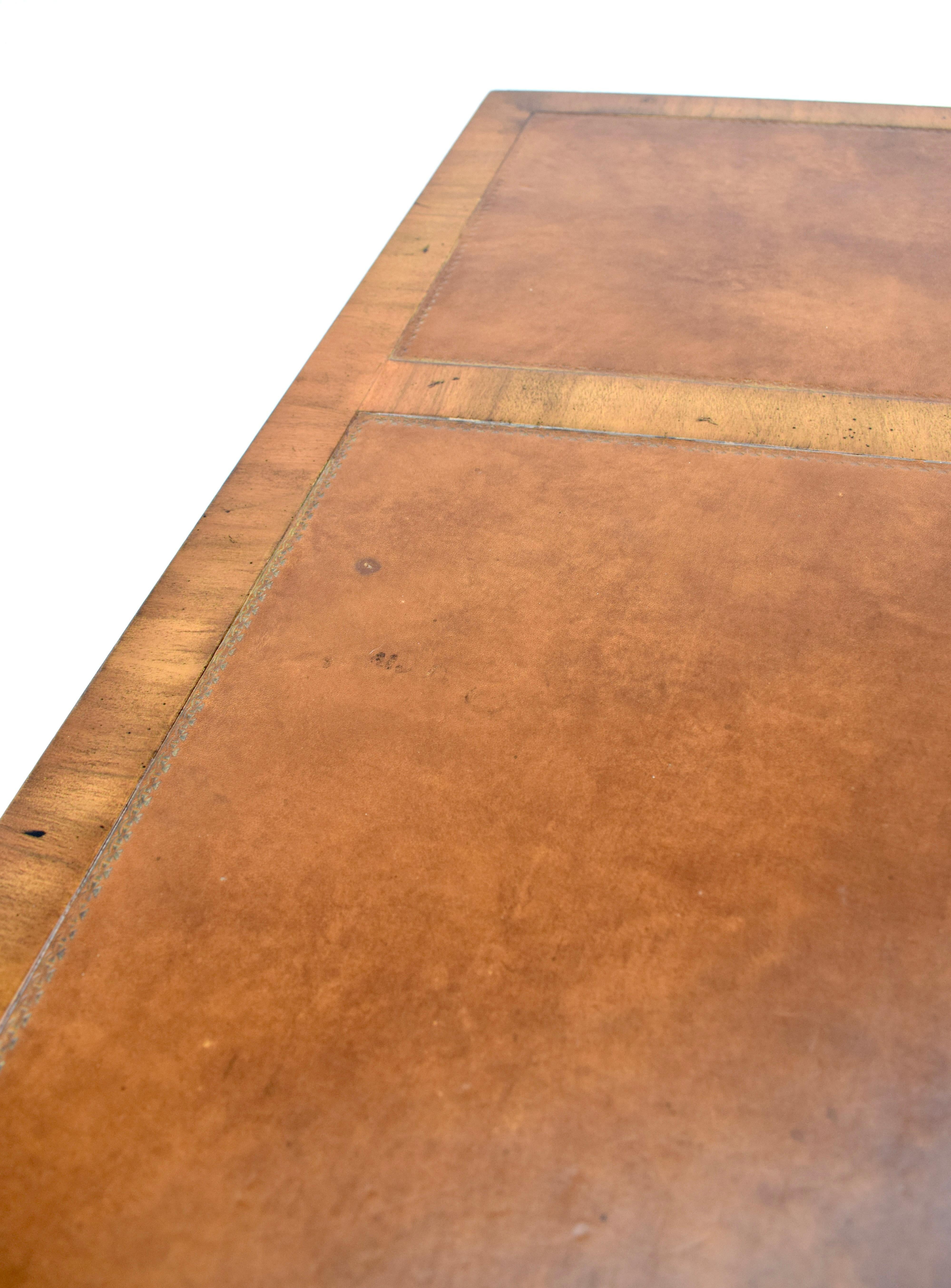 Scrivania francese con piano in pelle in stile neoclassico di Baker Furniture in vendita 3