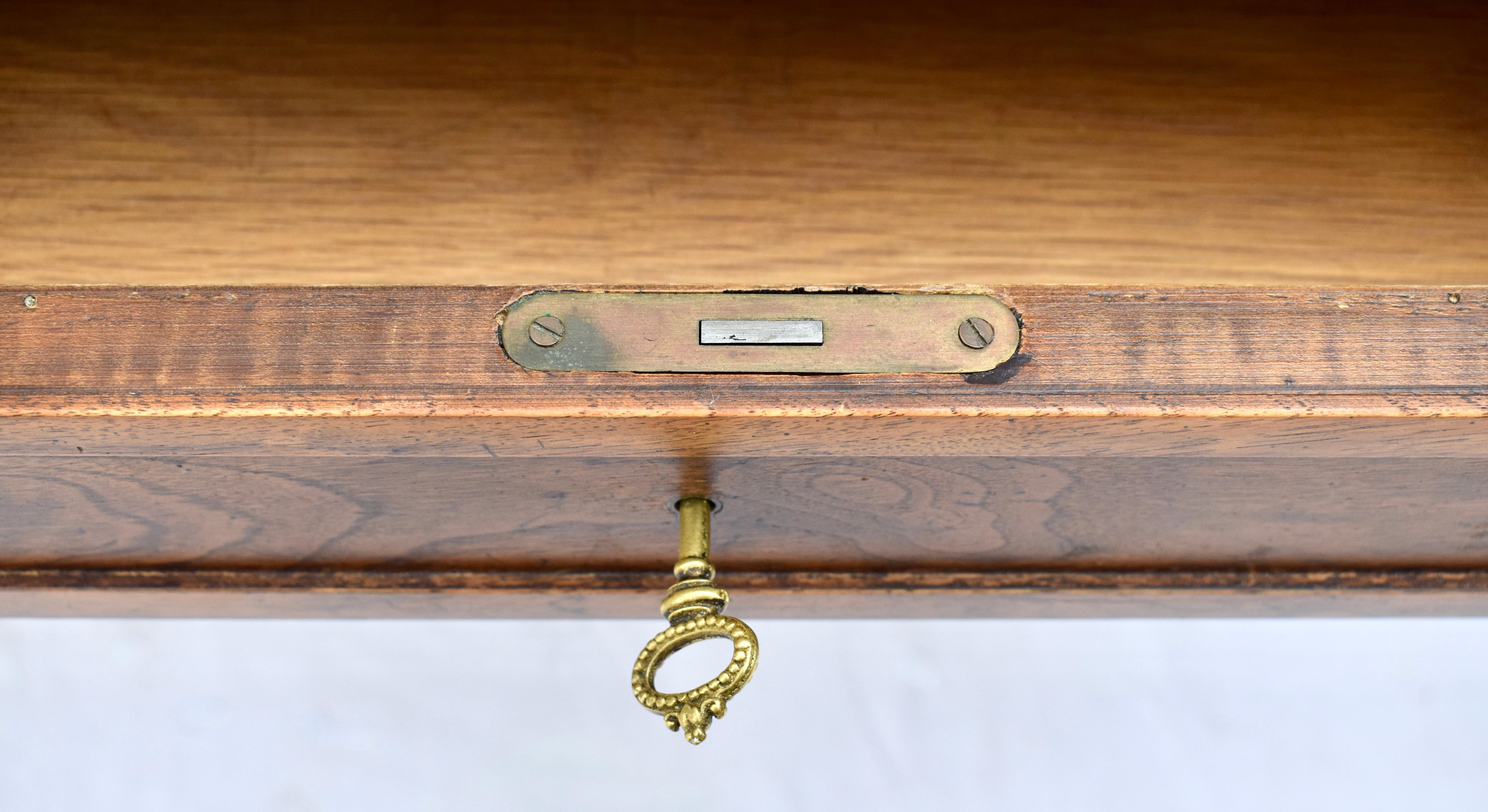 Scrivania francese con piano in pelle in stile neoclassico di Baker Furniture in vendita 4